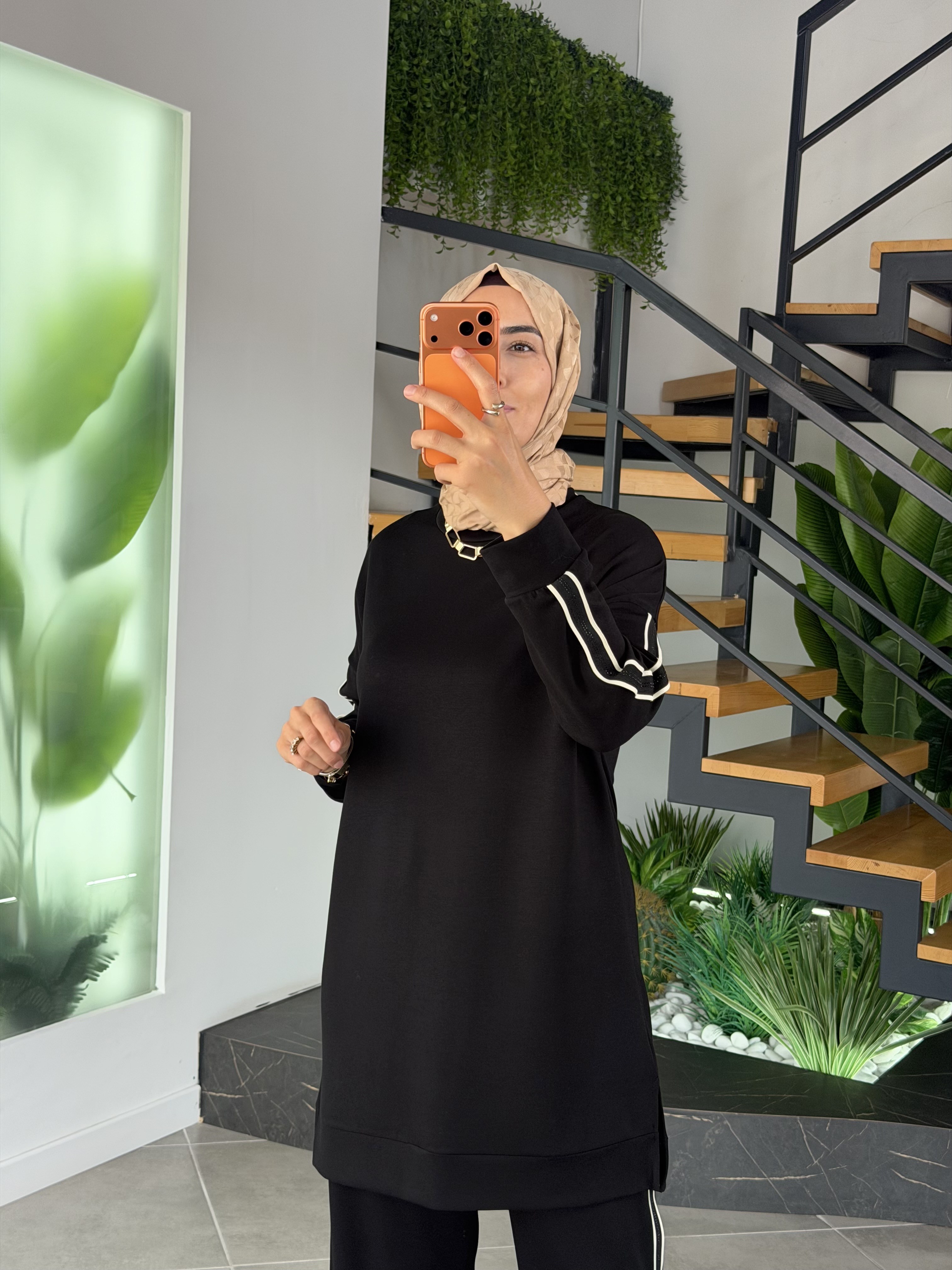 Siyah Renk Şerit Ve Çakma Taş Detaylı Takım