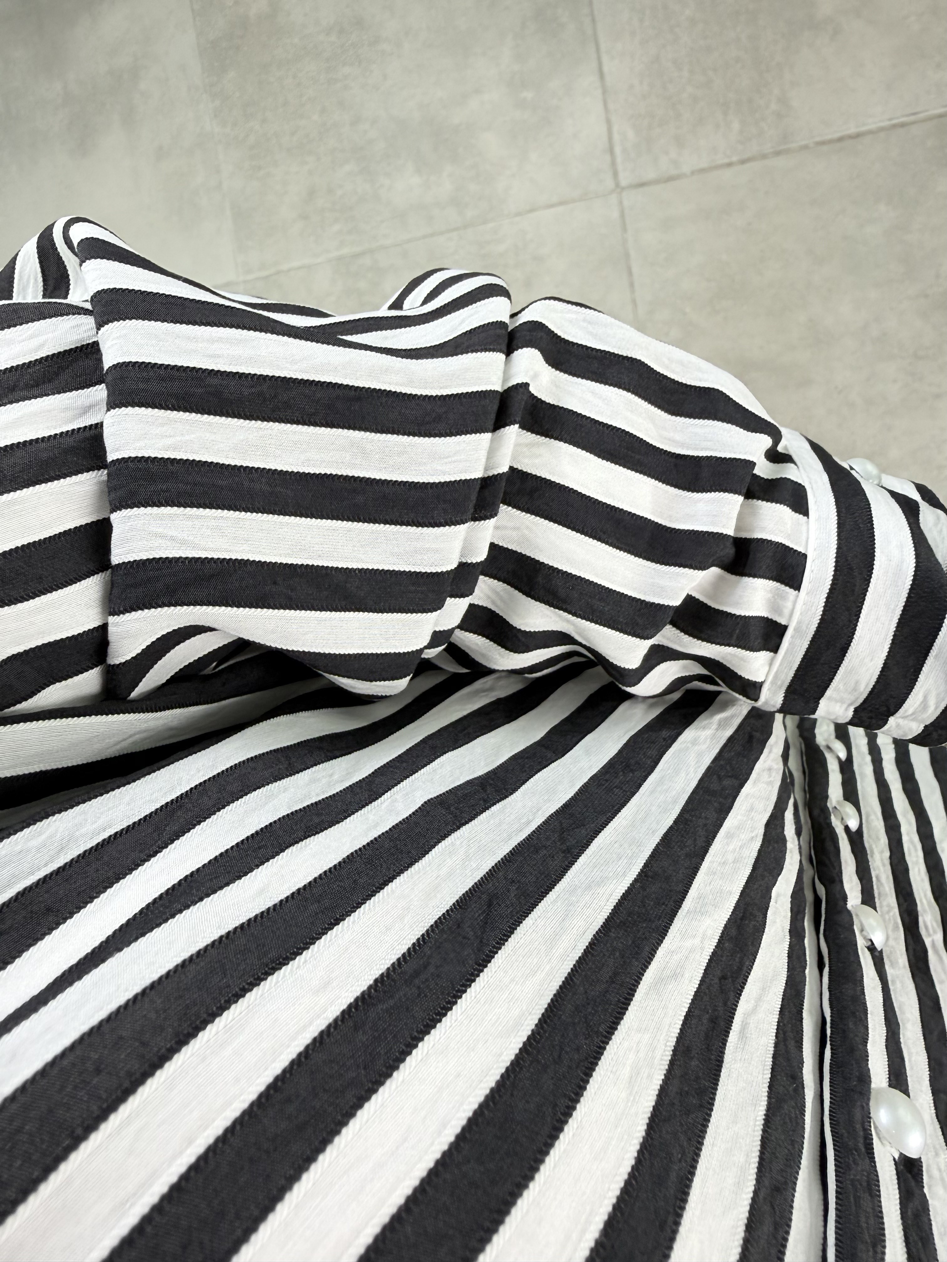 Siyah-Beyaz Renk Çizgili Oversize Gömlek