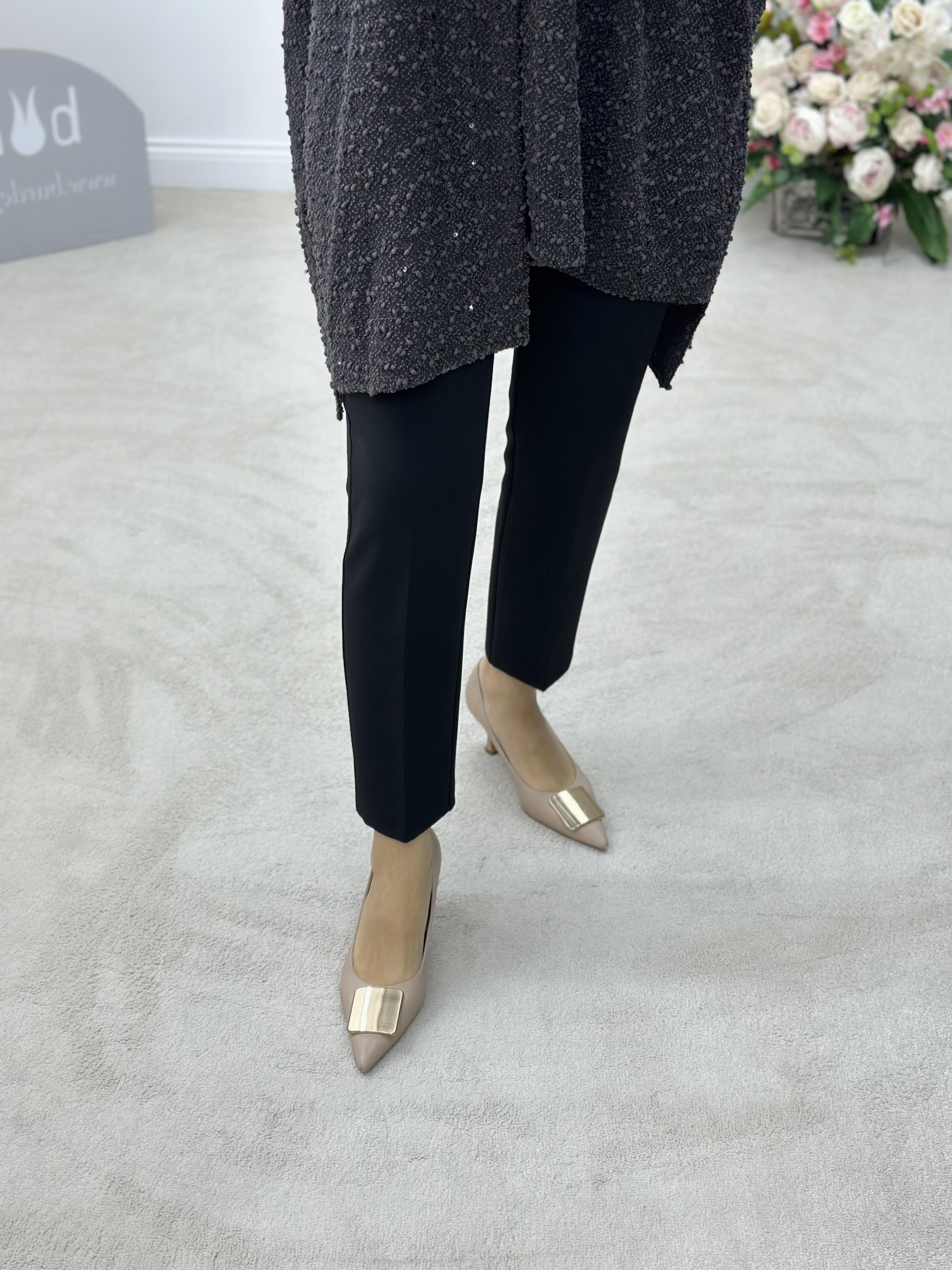 Beli Lastikli Siyah Renk Dar Paça Pantolon