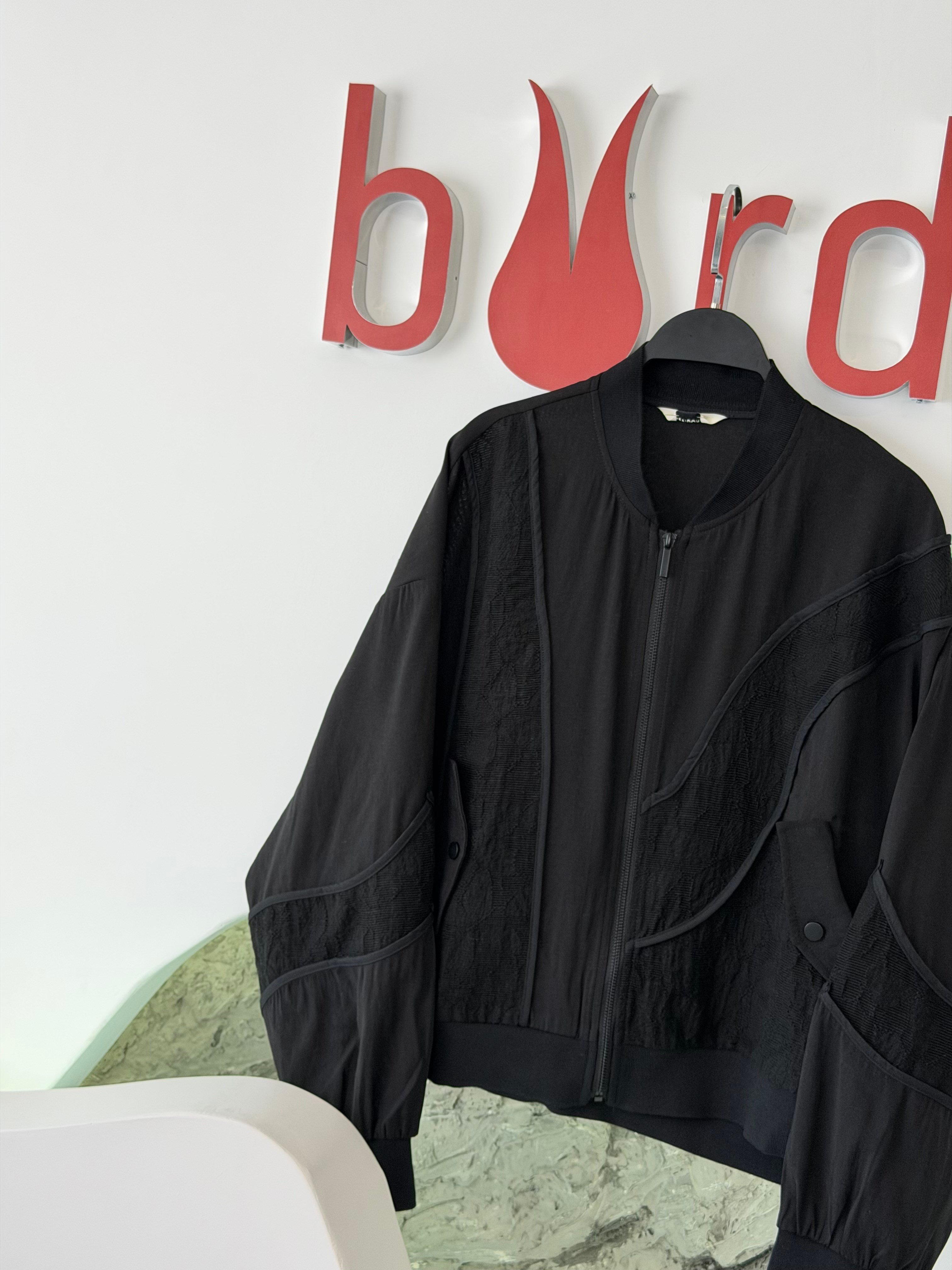 Siyah Renk Biye Detaylı Bomber Ceket