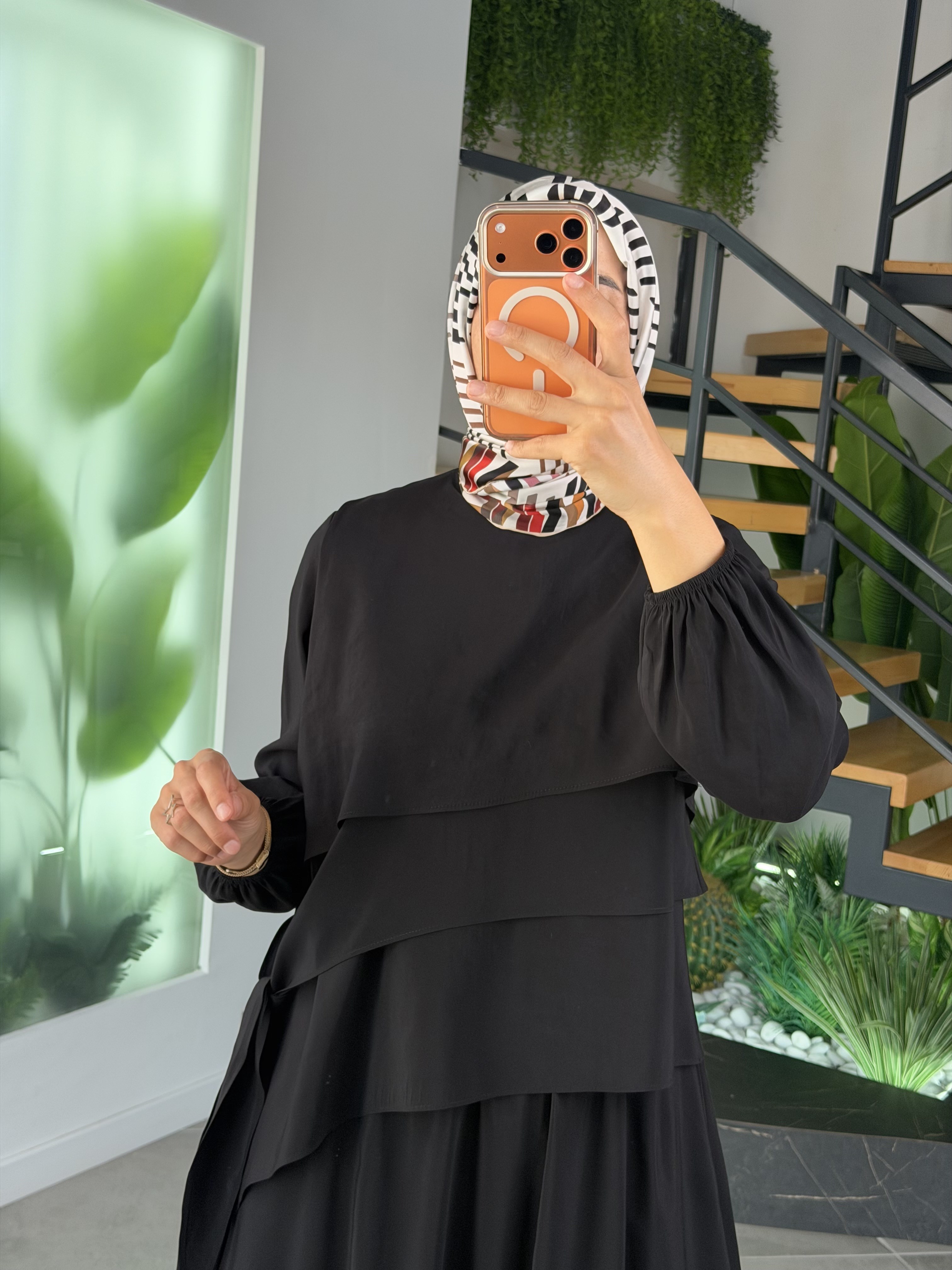Siyah Renk Bluzu Asimetrik Kesimli Etekli Takım
