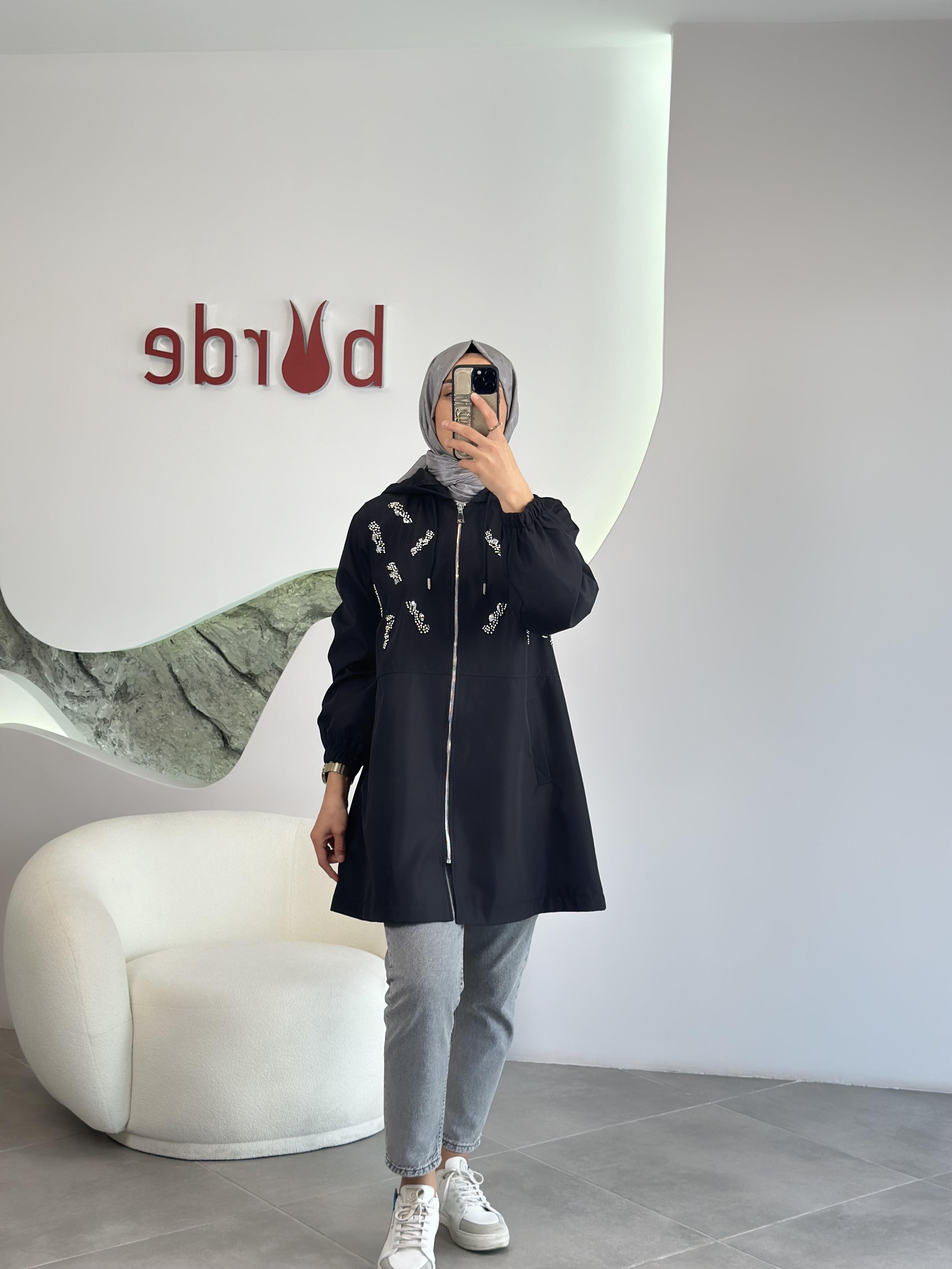 Siyah Renk Bondit Kumaşlı Taş İşlemeli Yağmurluk