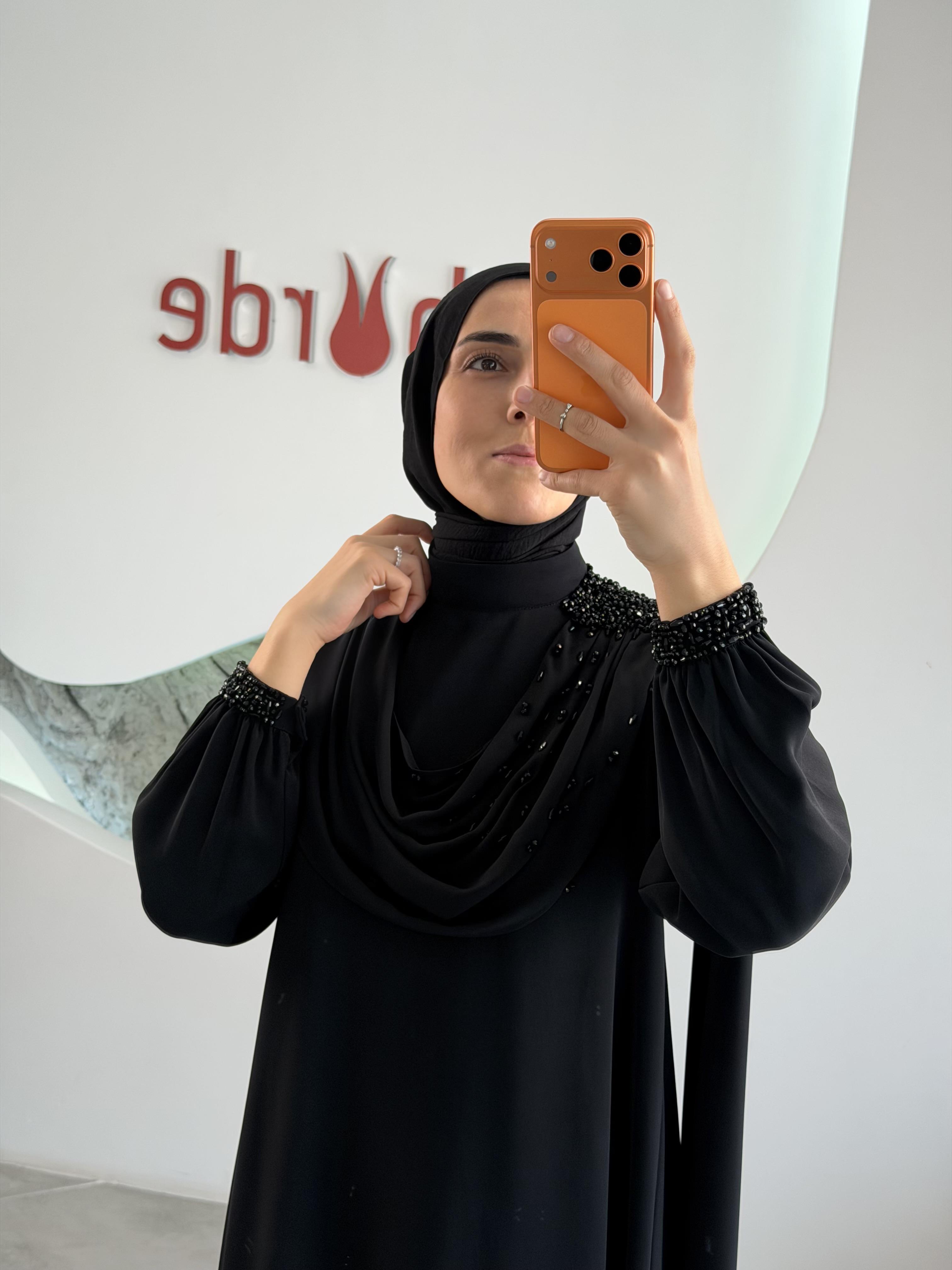 Siyah Renk Degaje Dökümlü El İşi Boncuk Detaylı Pelerin Elbise