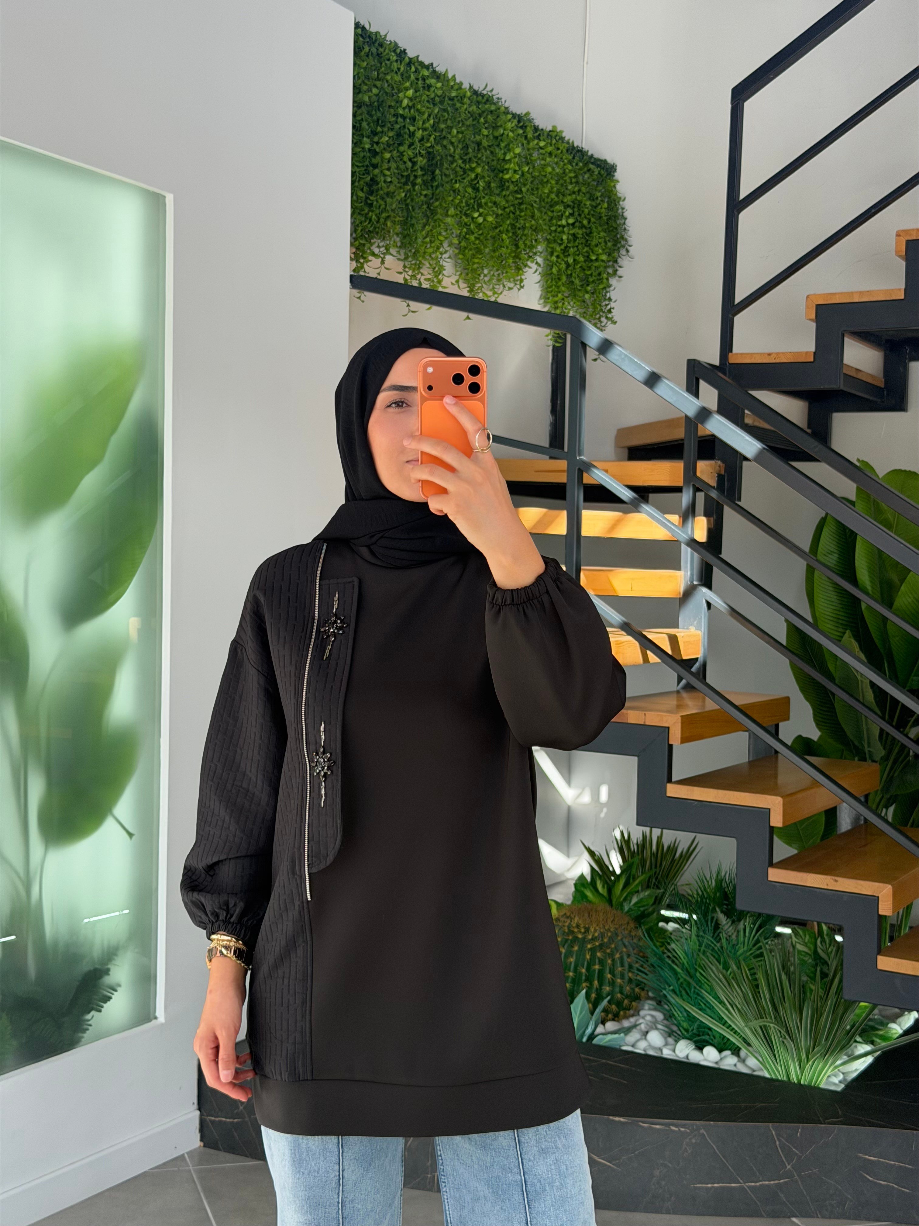 Siyah Renk Fermuar Ve Boncuk Detaylı Sweatshirt
