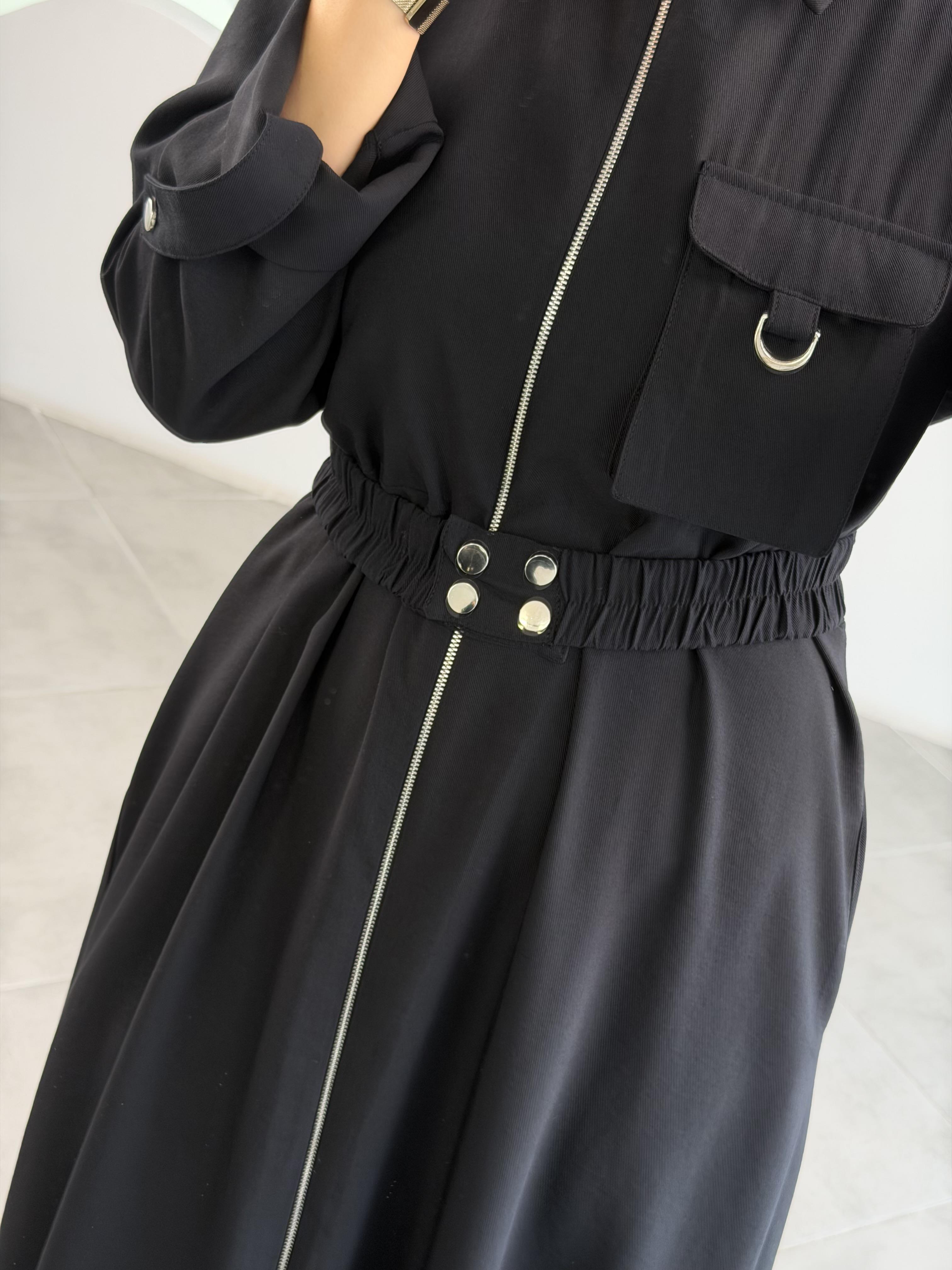 Siyah Renk Fermuarlı Kolları Apoletli Elbise