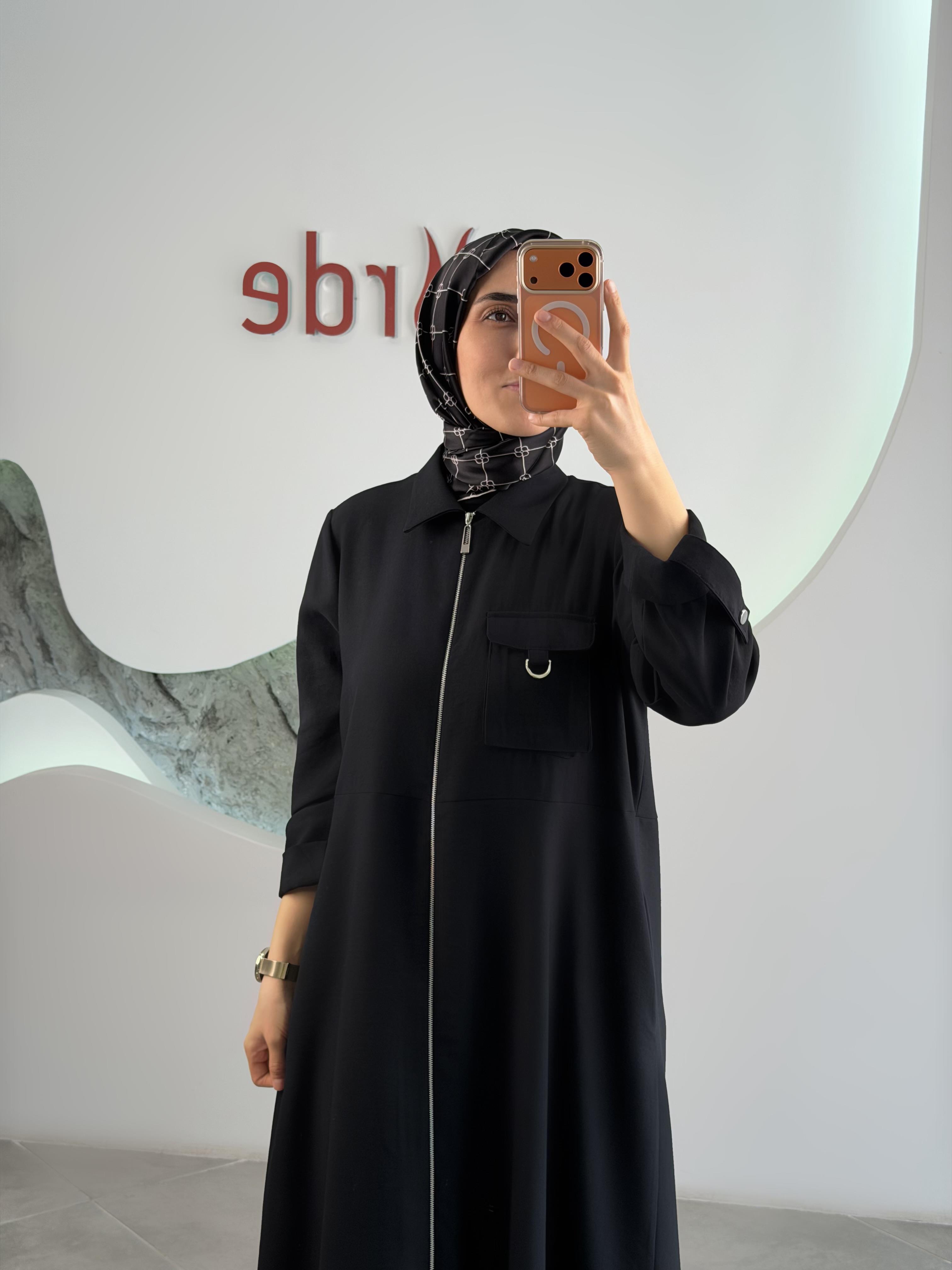 Siyah Renk Fermuarlı Kolları Apoletli Elbise