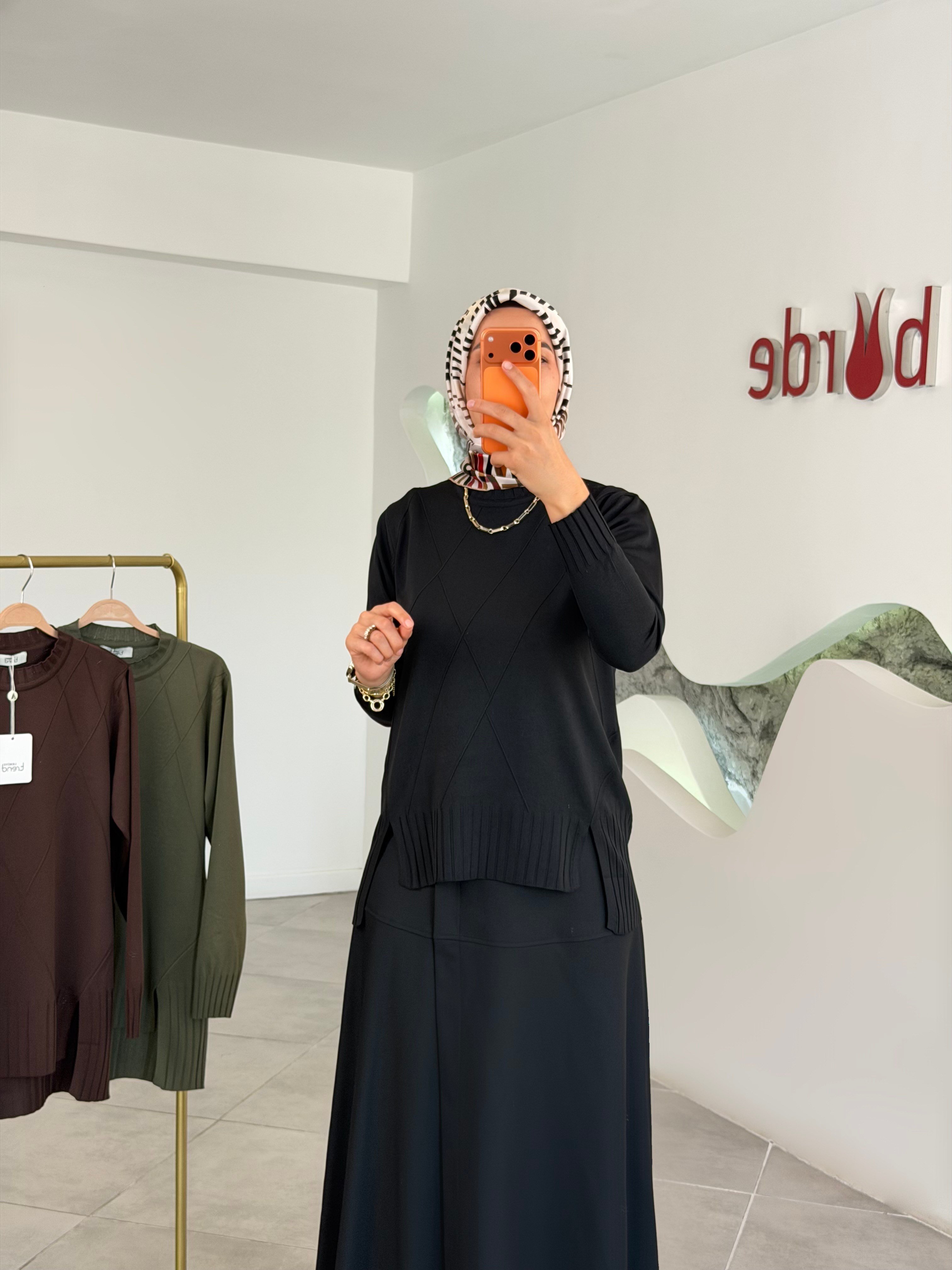 Siyah Renk Geometrik Desenli  Yırtmaçlı Triko 26KTD415