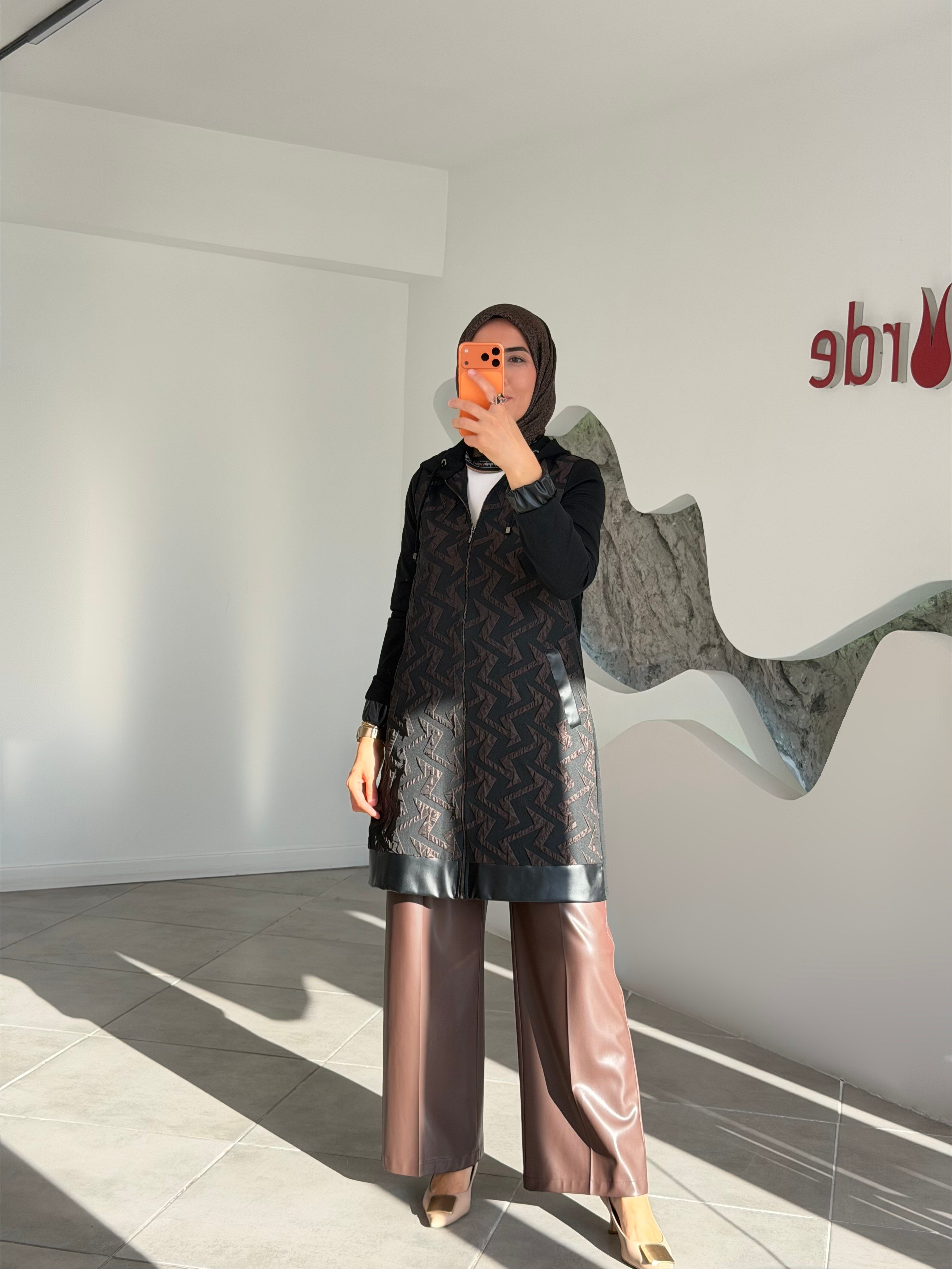 Siyah Renk Jakar Kumaş Garnili Fermuarlı Ceket