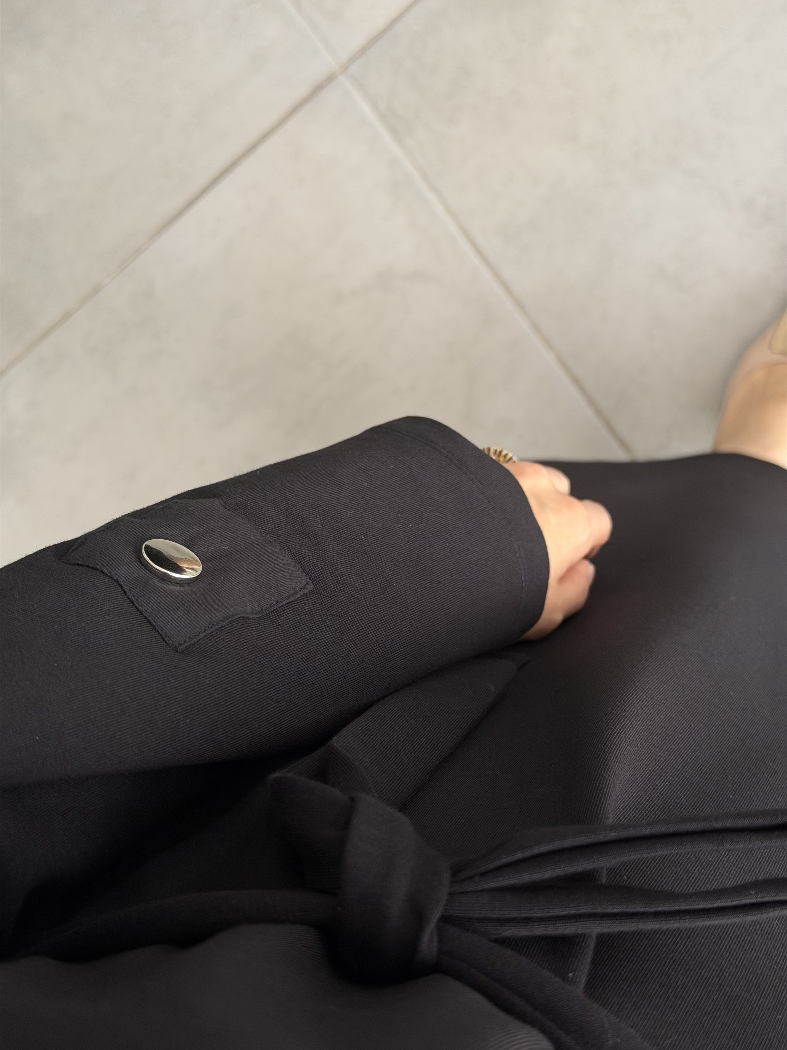 Siyah Renk Kol Düğme Detaylı Kemerli Elbise