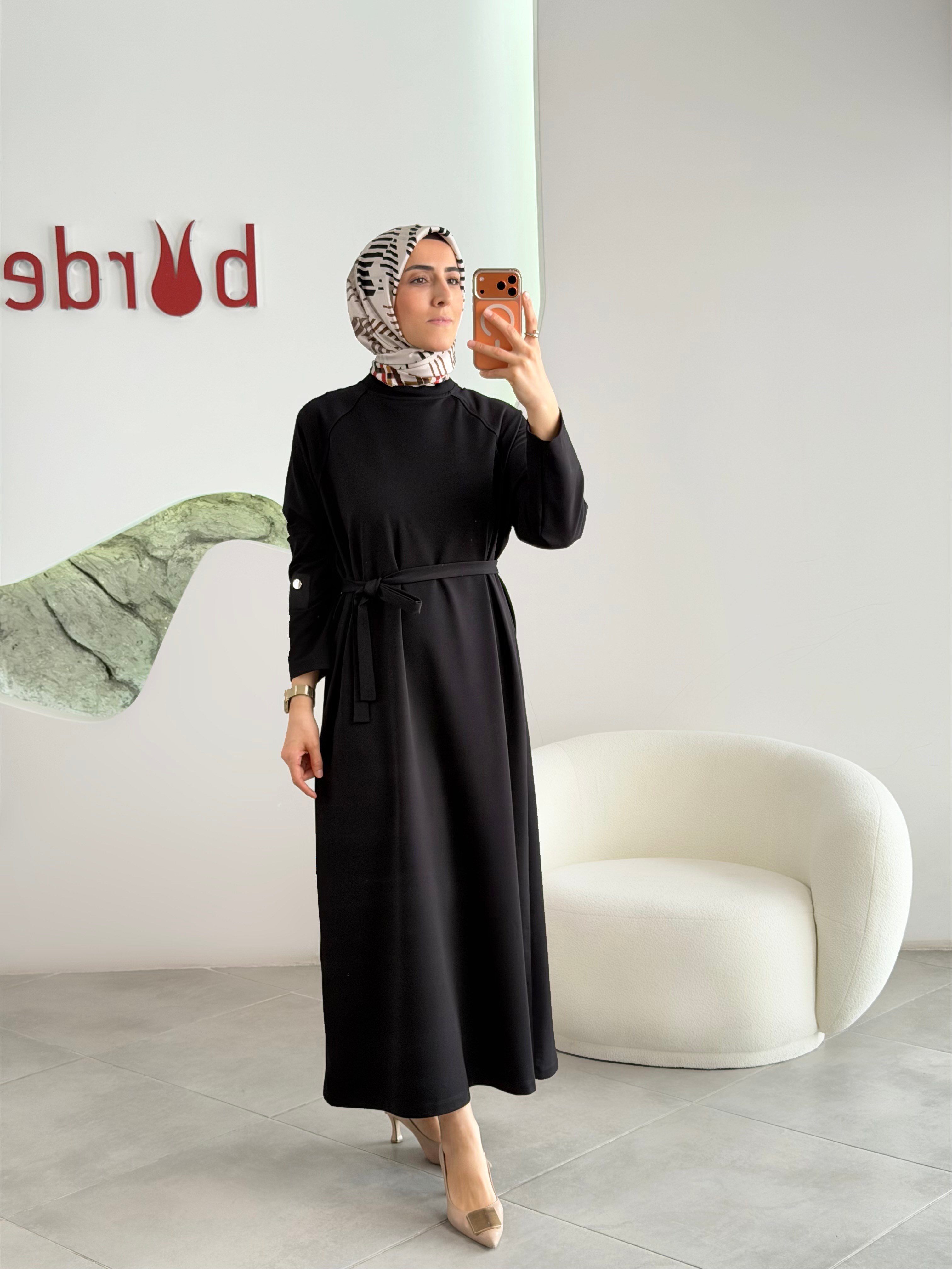 Siyah Renk Kol Düğme Detaylı Kemerli Elbise