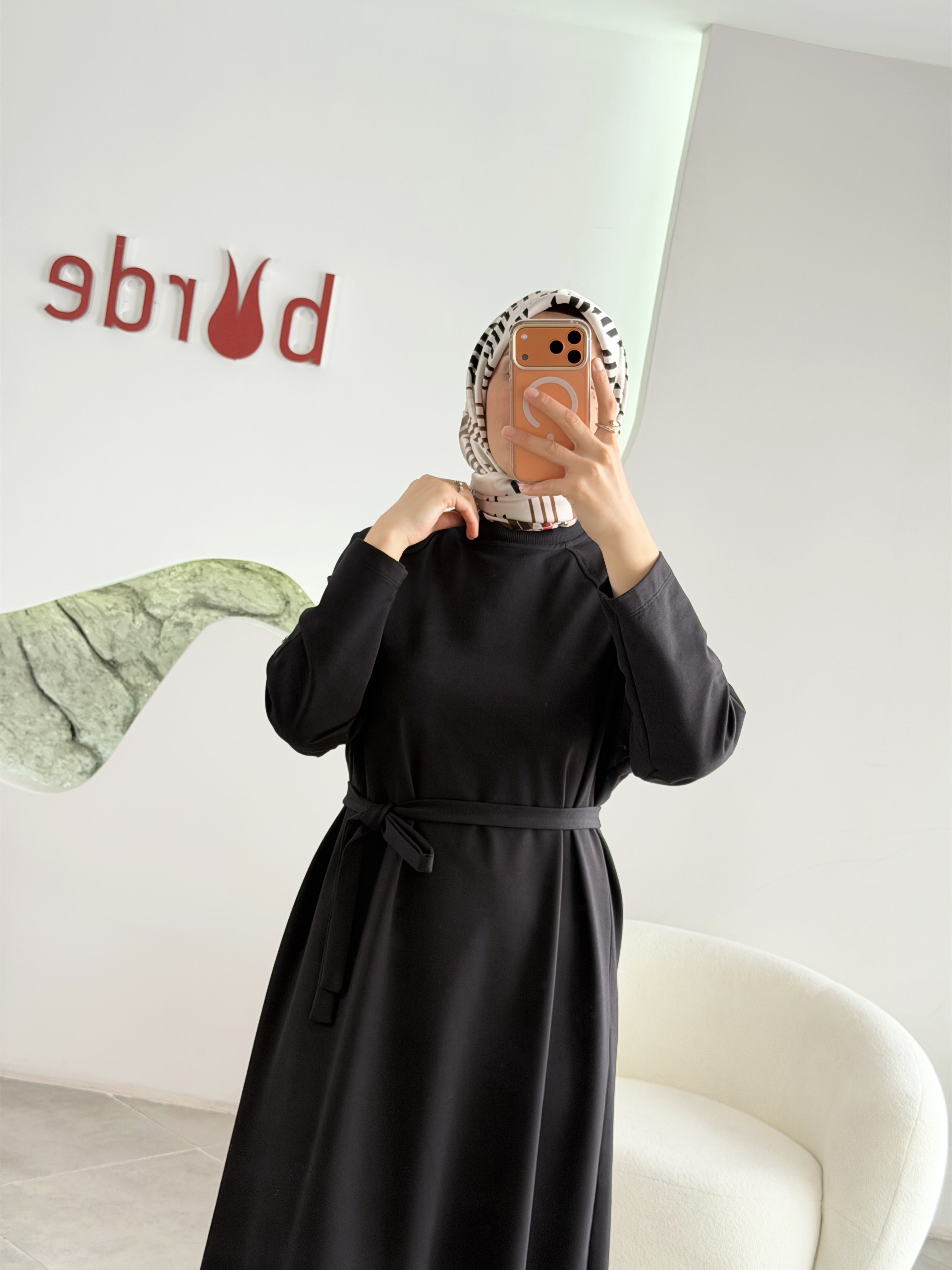 Siyah Renk Kol Düğme Detaylı Kemerli Elbise