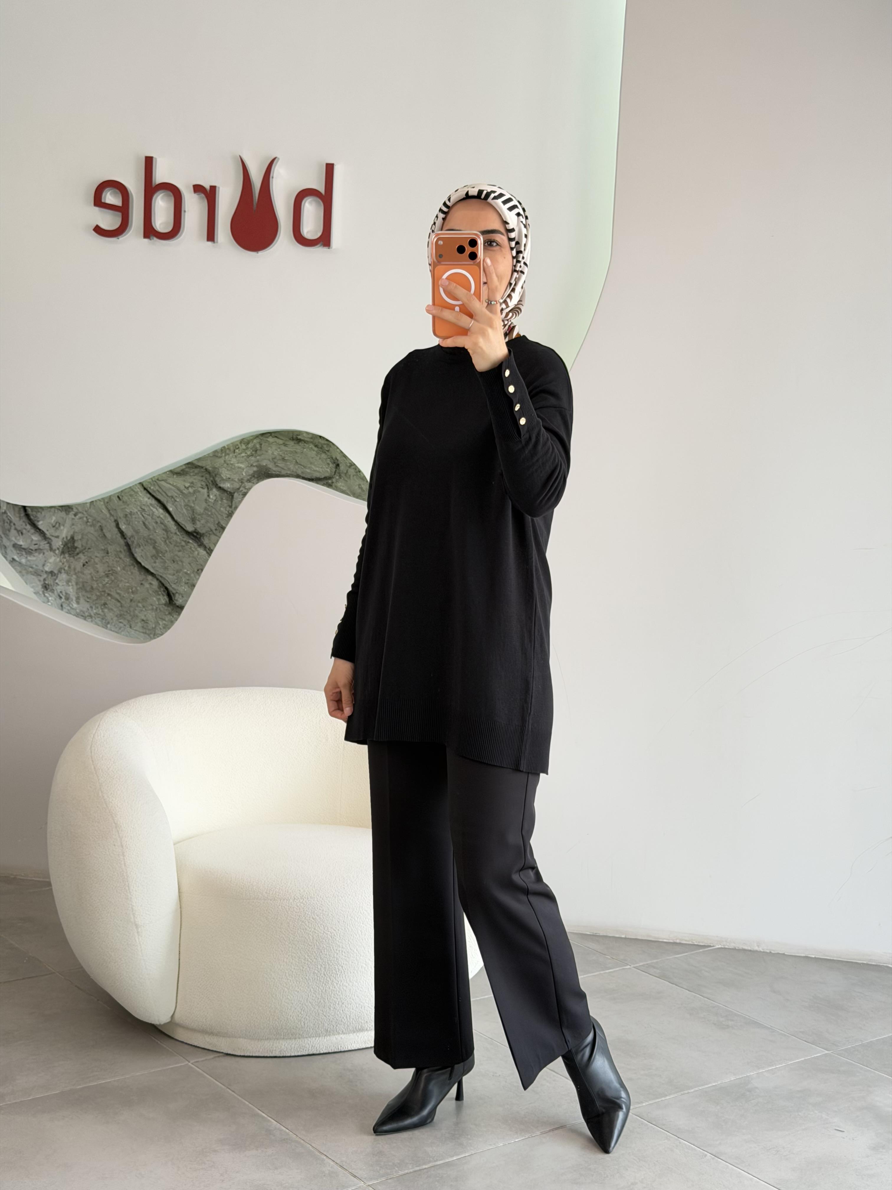 Siyah Renk Kol Manşeti Düğmeli Triko Tunik