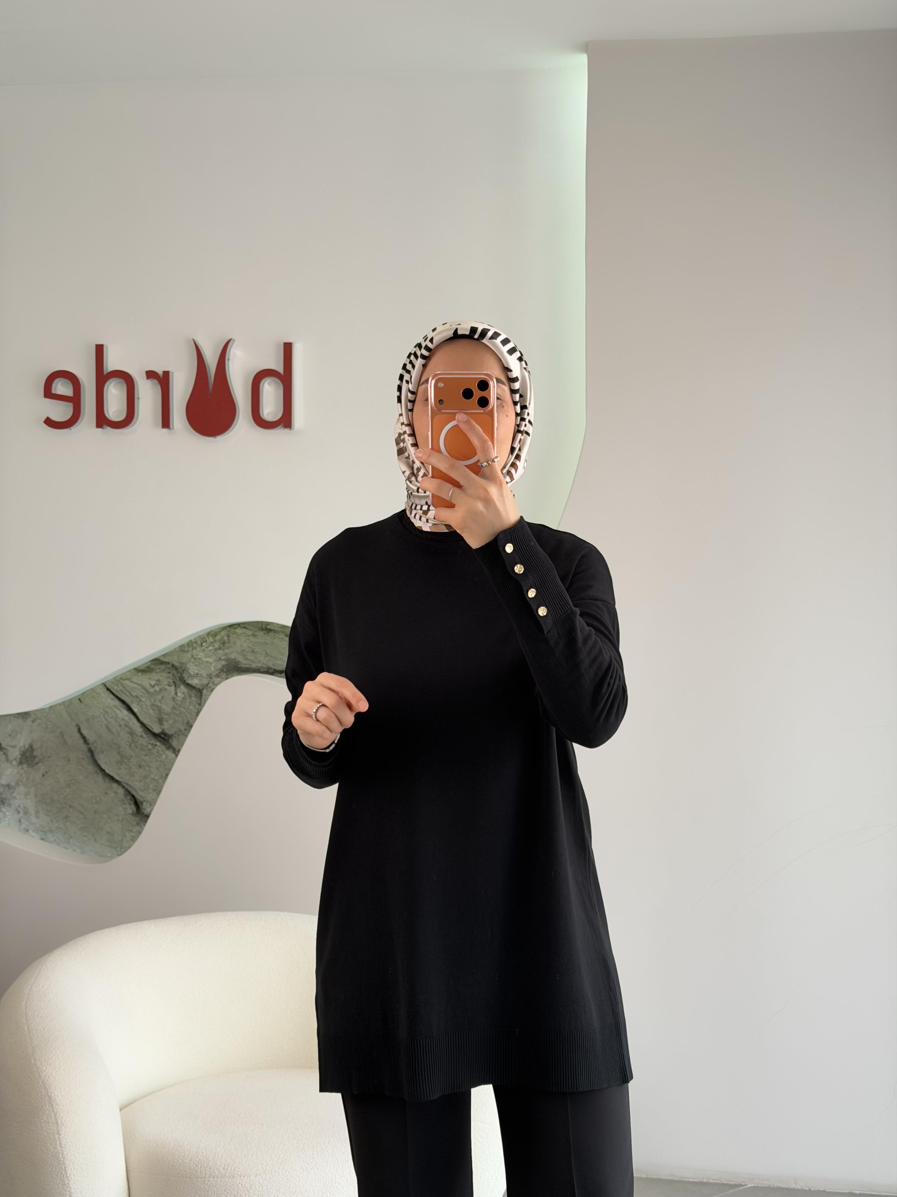 Siyah Renk Kol Manşeti Düğmeli Triko Tunik