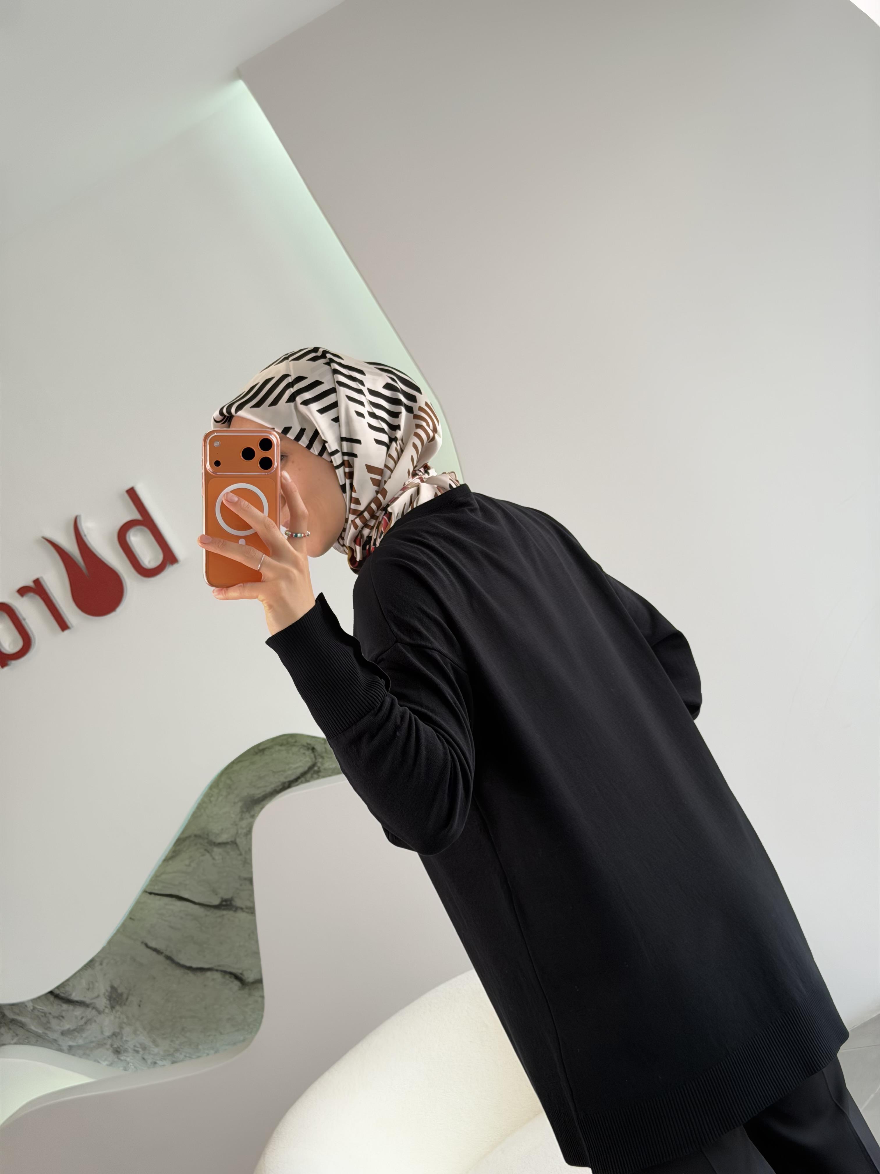 Siyah Renk Kol Manşeti Düğmeli Triko Tunik