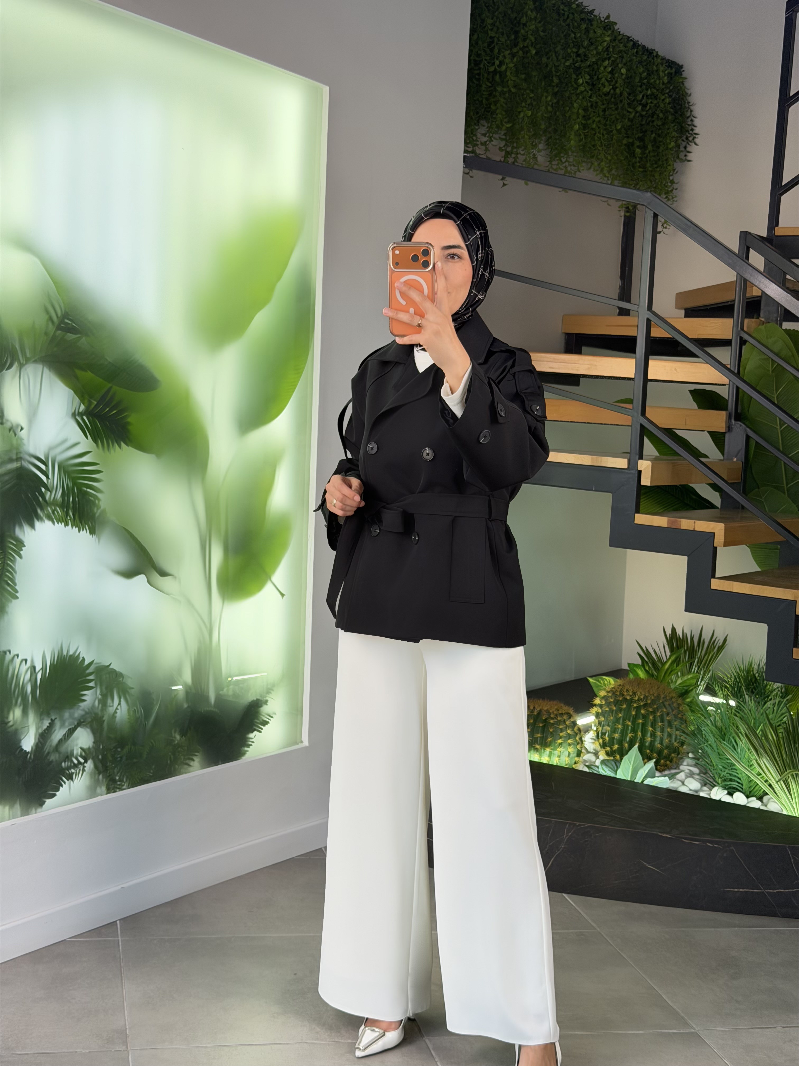 Siyah Renk Kolları Apoletli Kısa Trenç Ceket