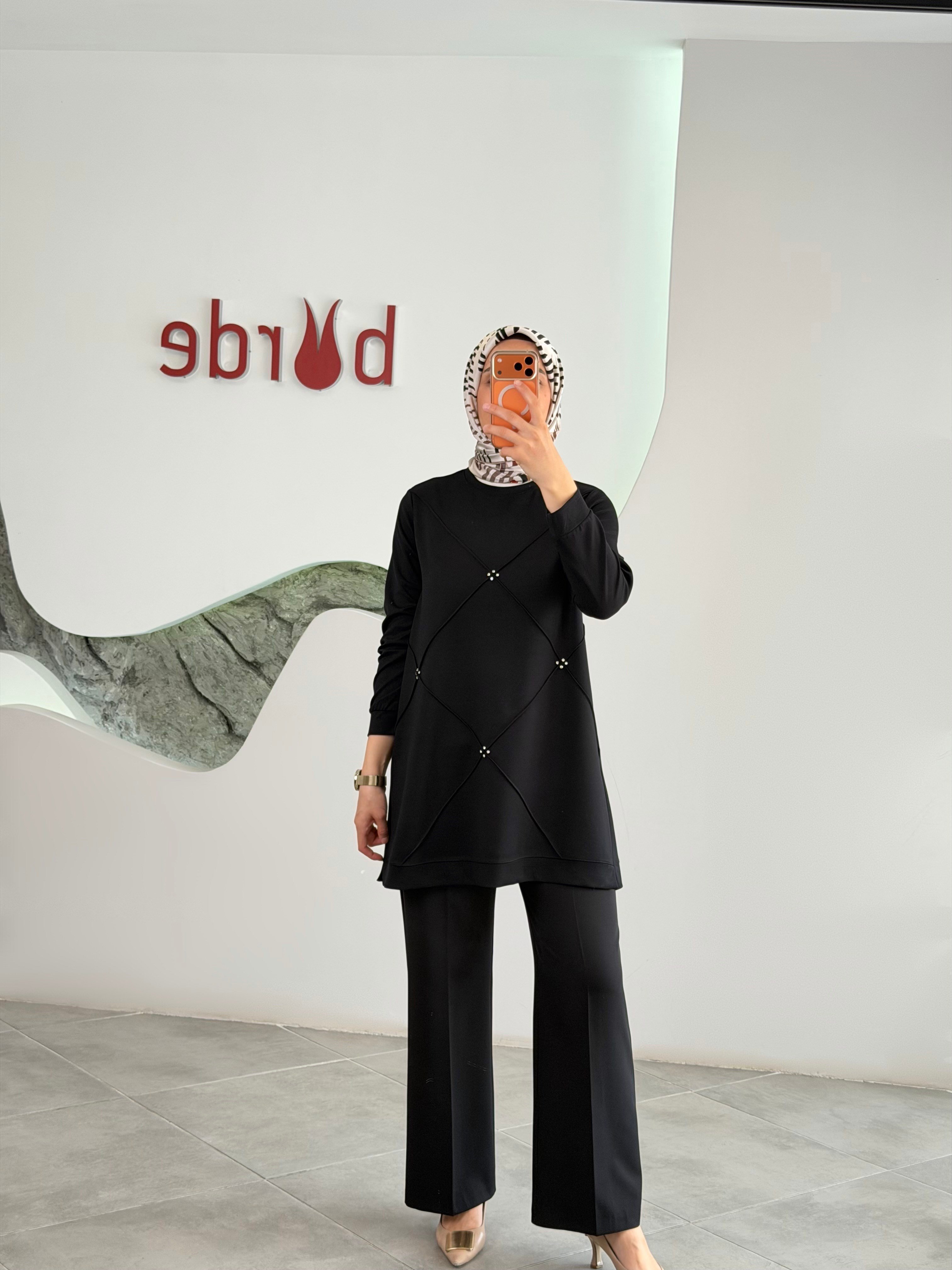 Siyah Renk Nervürlü Ve Taşlı Tunik