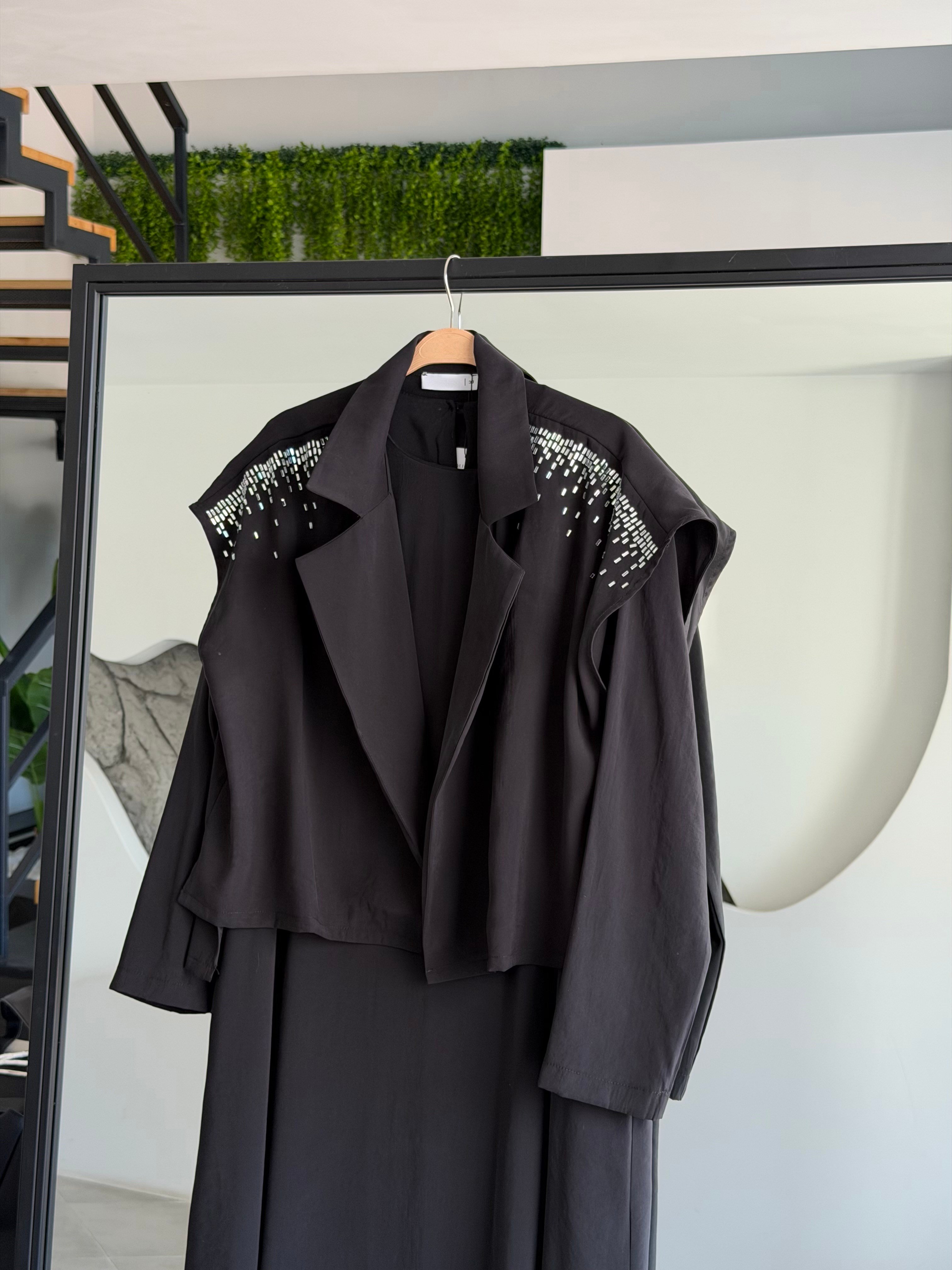 Siyah Omuz Taş İşlemeli Yelekli Elbise Takım | Tesettür Şık Kombin