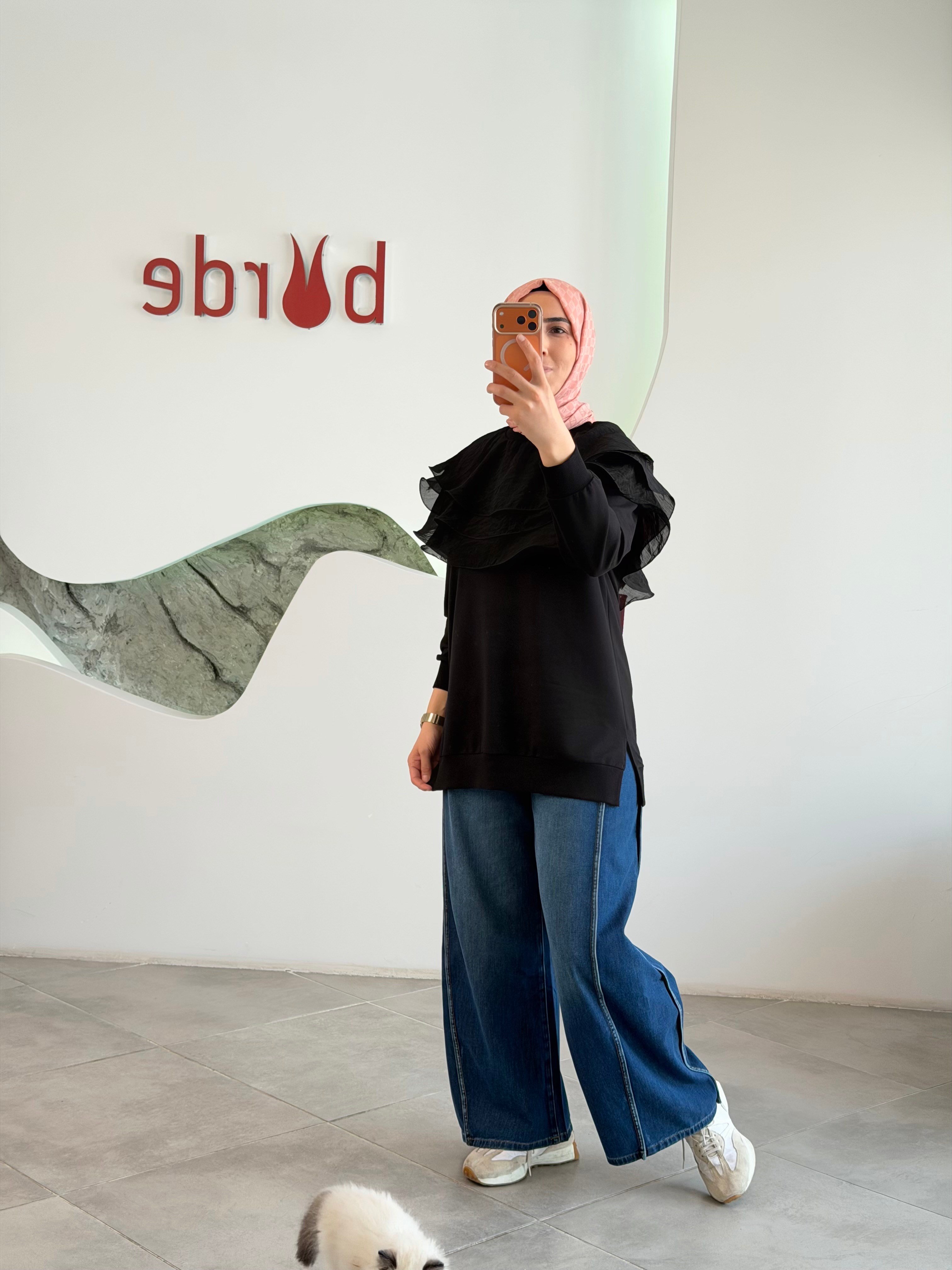 Siyah Renk Romantik Fırfır Detaylı Sweatshirt