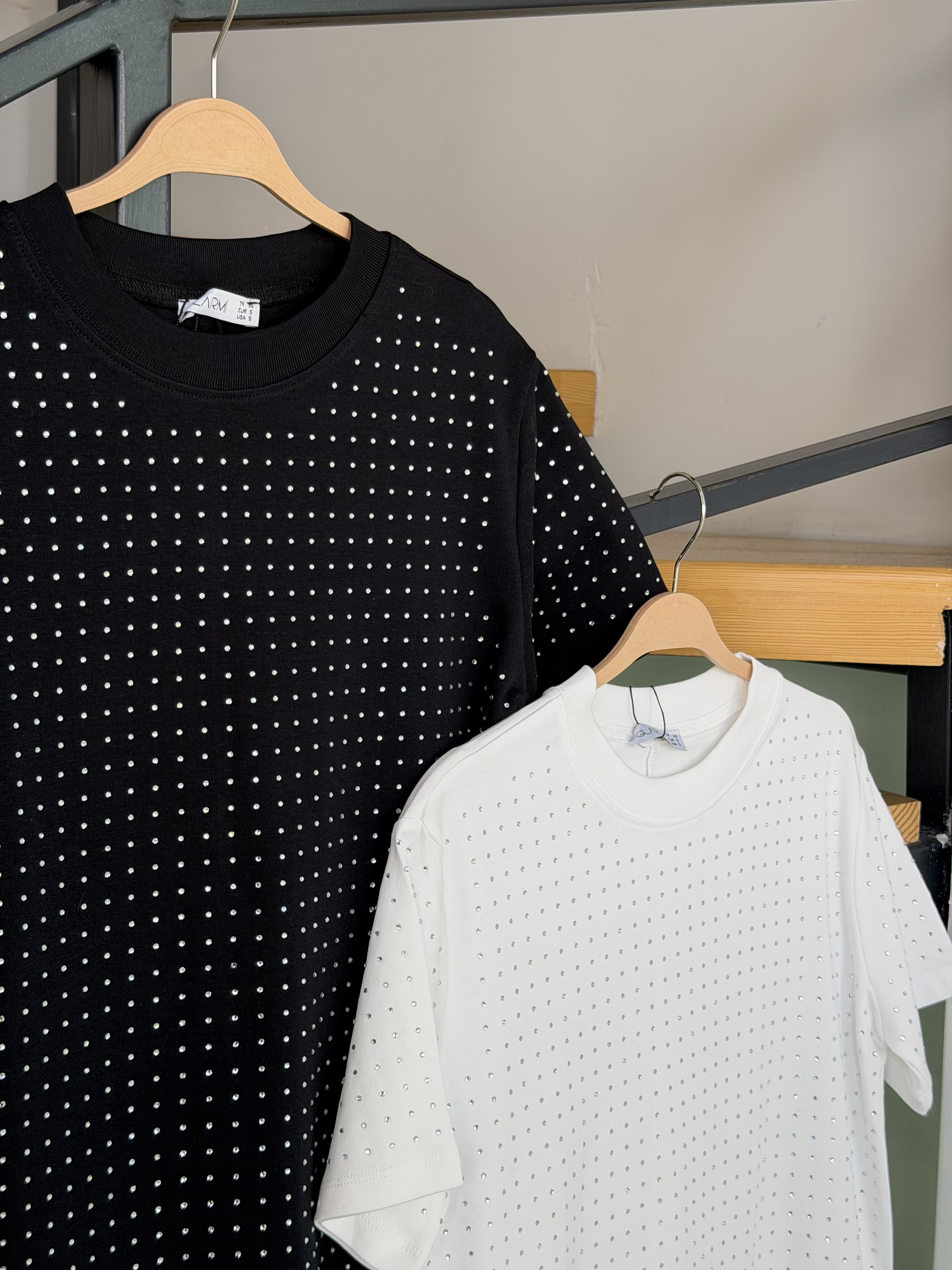 Siyah Renk Serpme Taşlı T-Shirt