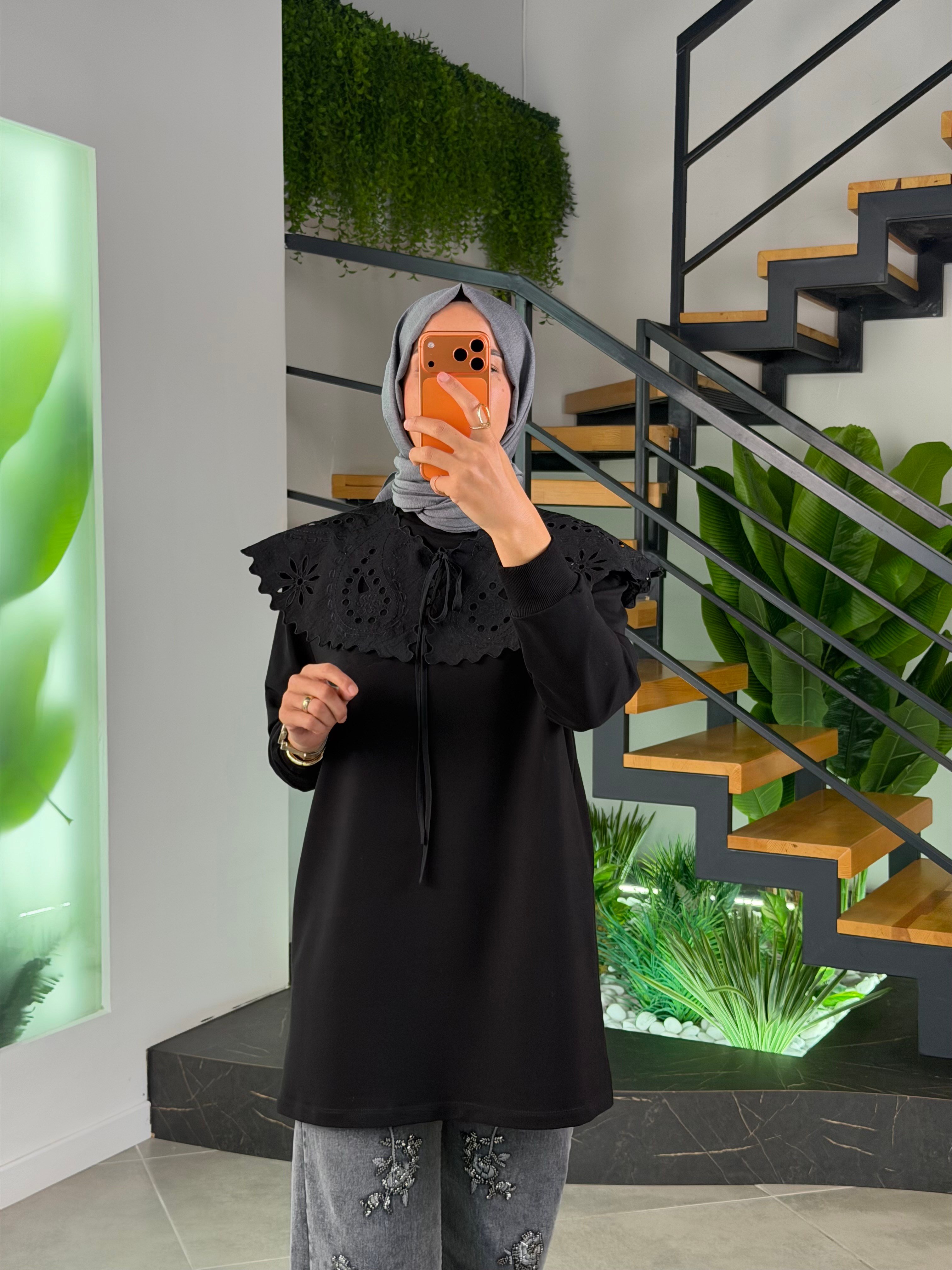 Siyah Renk Yakası Güpür Detaylı Tunik