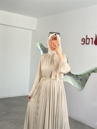Bej Renk Büzgü Detaylı Saten Elbise