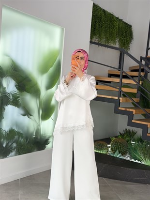 Ekru Renk Dantel Detaylı Saten Bluz