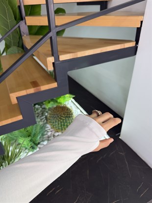 Ekru Renk  Parmak Geçirme Detaylı Basıc Body