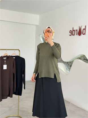Haki Renk Geometrik Desenli  Yırtmaçlı Triko 26KTD415