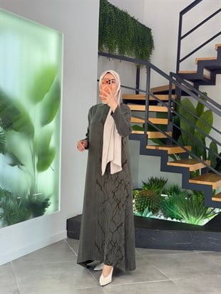 Haki Renk Mermer Desen Detaylı Seyyar Kemerli Cupra Elbise