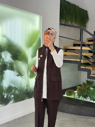 Kahve Renk Broş Detaylı Yelekli İkili Takım