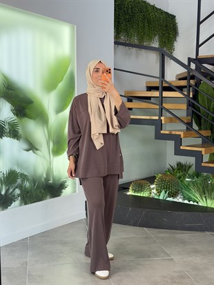 Kahve Renk Çıtçıt Detaylı Pantolonlu Takım
