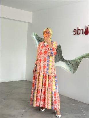 Kırmızı Renk Hakim Yaka Desenli Katlı Yaz Elbisesi