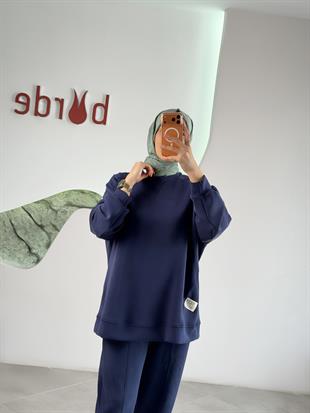 Lacivert Renk Kesik Ve Etiket Detaylı Takım