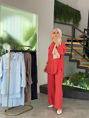 Mercan Renk Nervür Detaylı Pantolonlu Takım