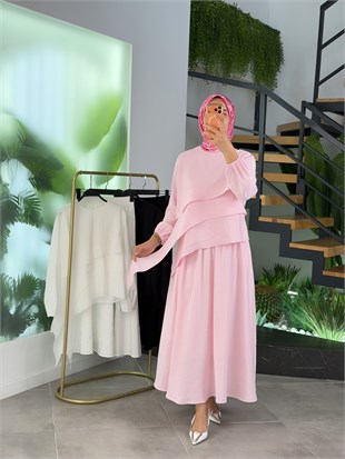 Pembe Renk Bluzu Asimetrik Kesimli Etekli Takım