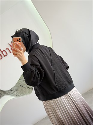 Siyah Renk Biye Detaylı Bomber Ceket