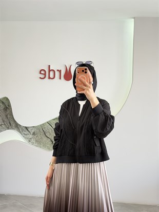 Siyah Renk Biye Detaylı Bomber Ceket