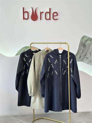 Siyah Renk Bondit Kumaşlı Taş İşlemeli Yağmurluk