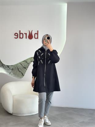 Siyah Renk Bondit Kumaşlı Taş İşlemeli Yağmurluk