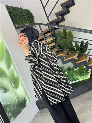 Siyah Renk Yatay Çizgi Desenli Oversize Gömlek
