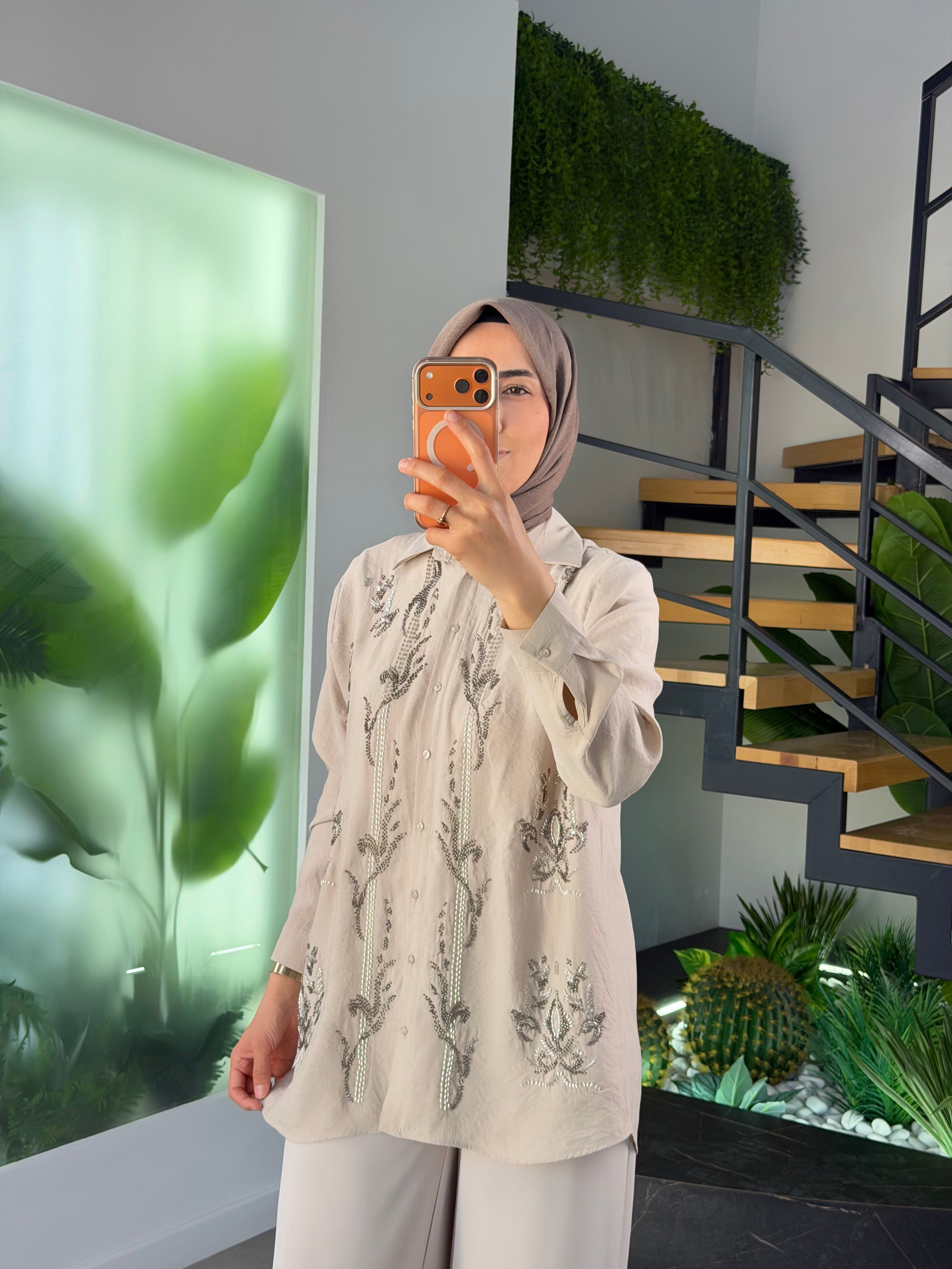 Bej Renk Boncuk İşlemeli Modal Gömlek