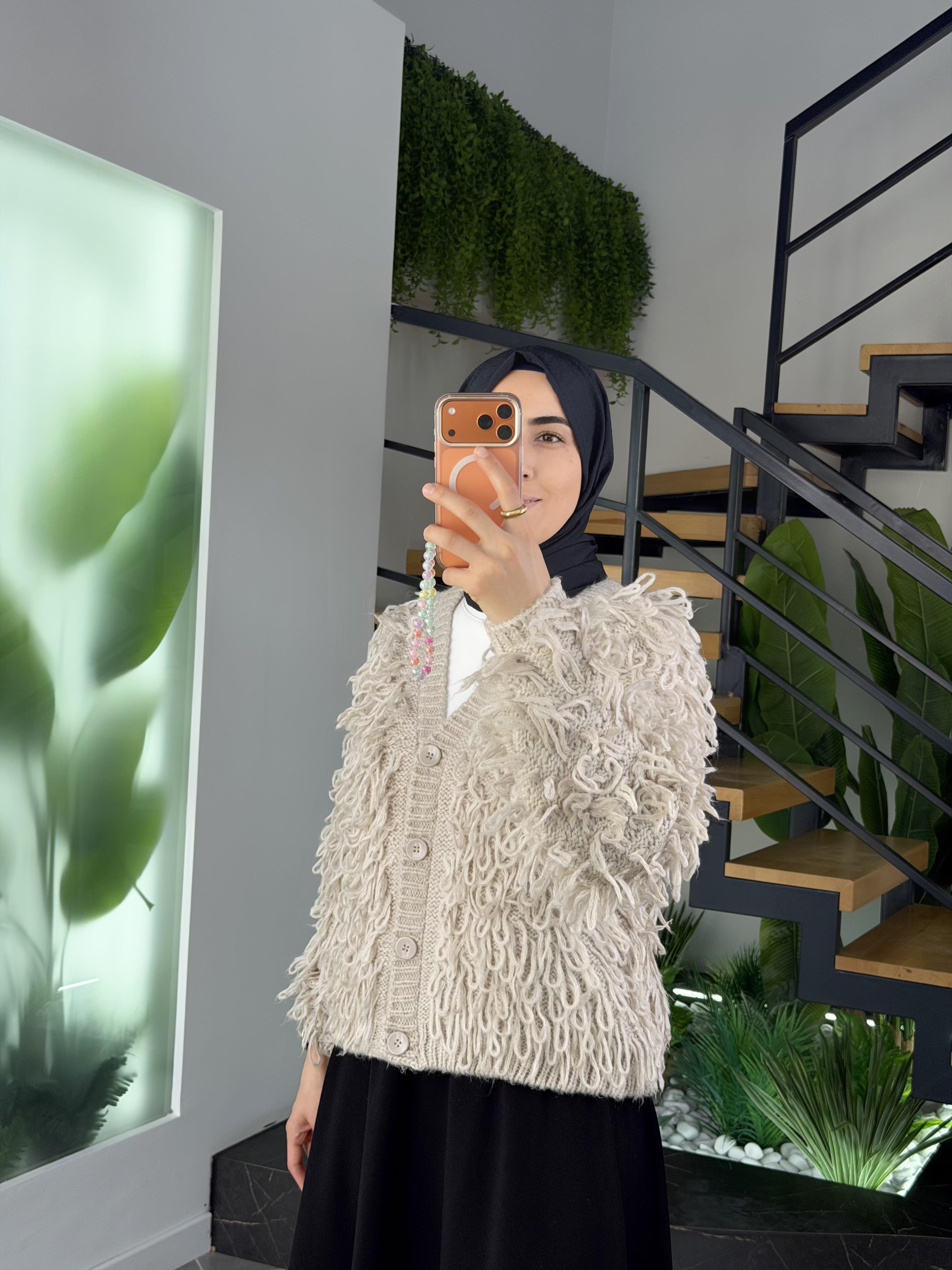 Bej Renk Saçaklı Triko Hırka