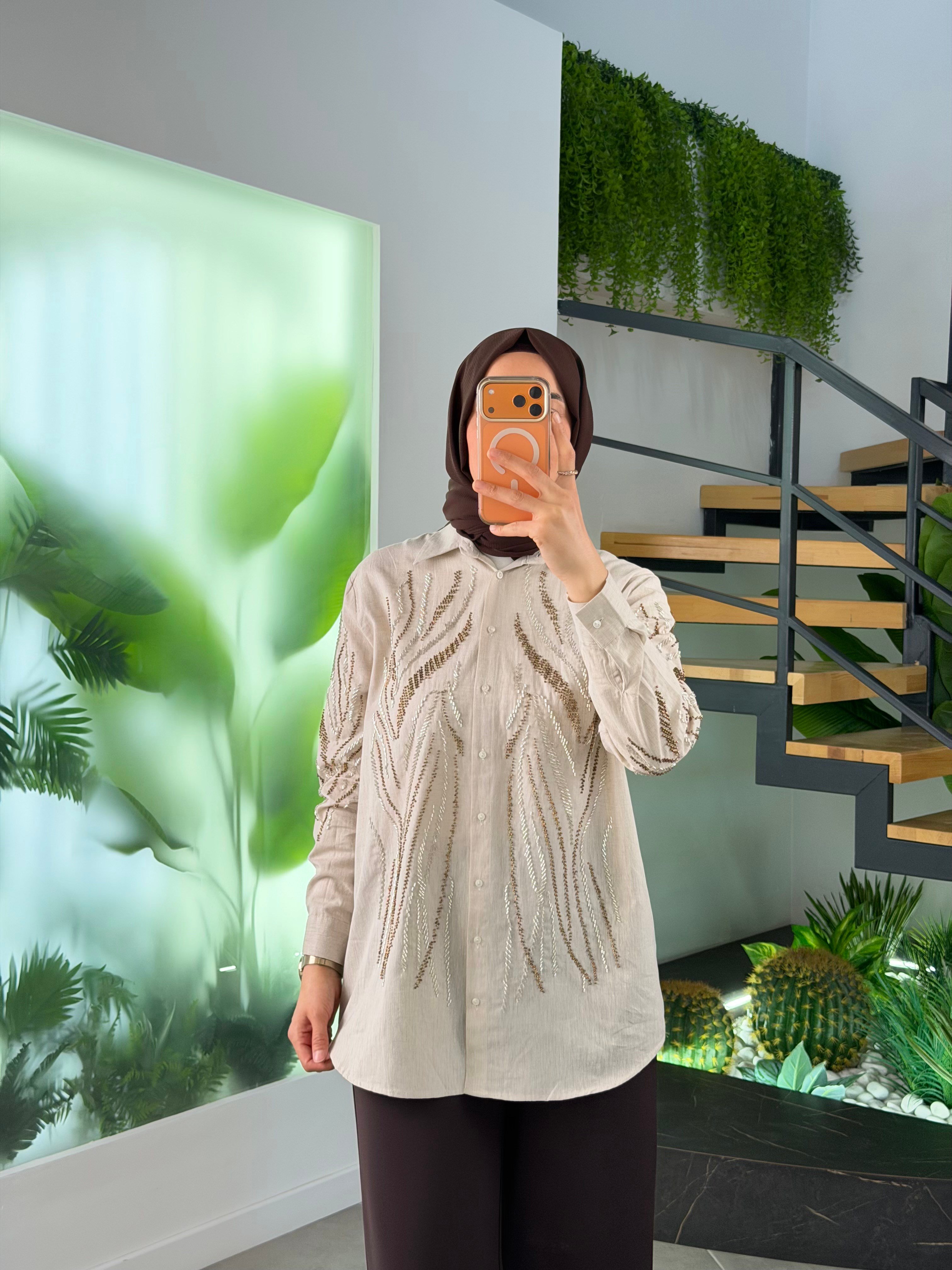 Bej Renk Taş Boncuk İşlemeli Gömlek