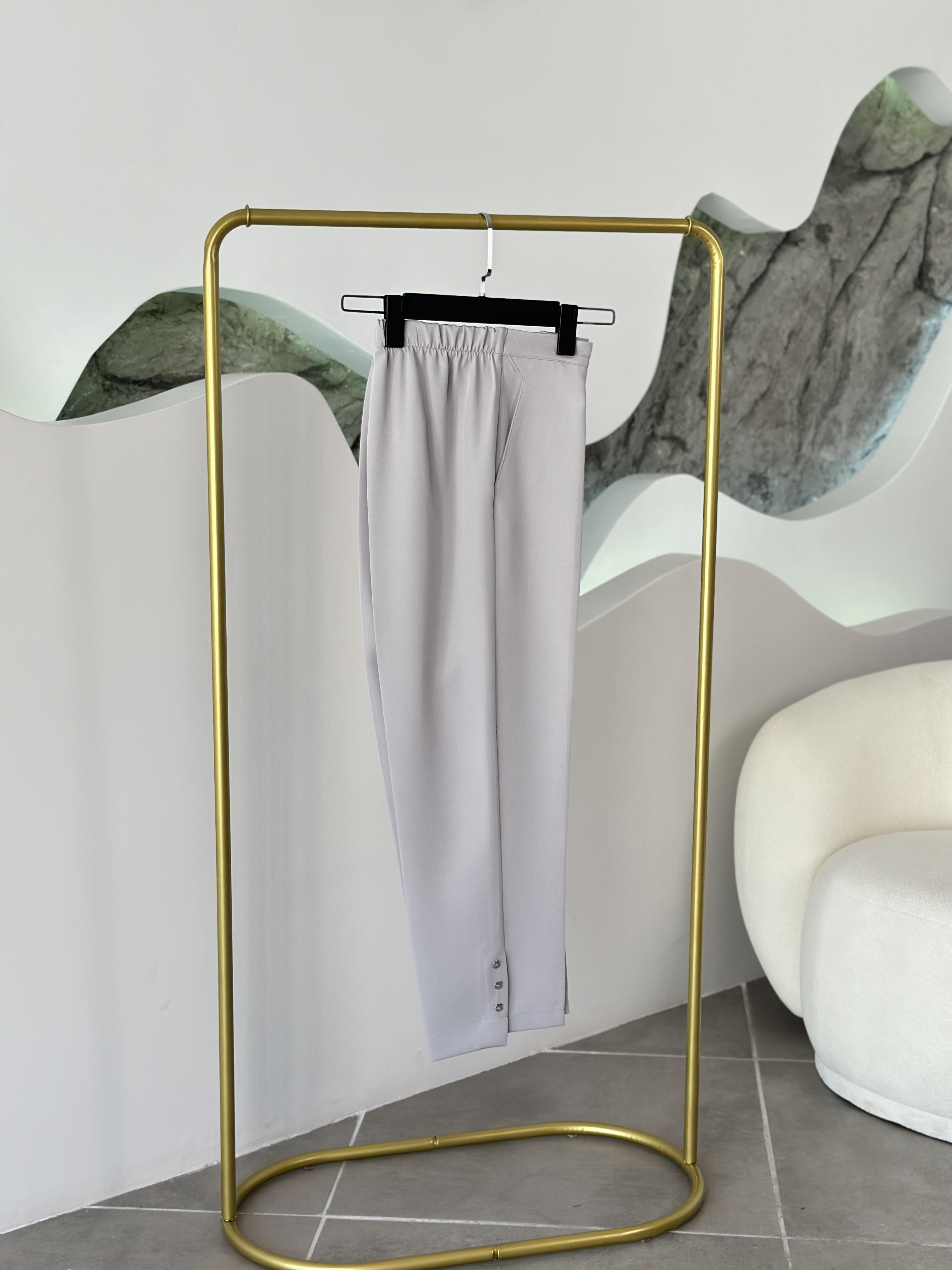 Beli Lastikli Gri Renk Kadın Düğme Detaylı Dar Paça Pantolon 