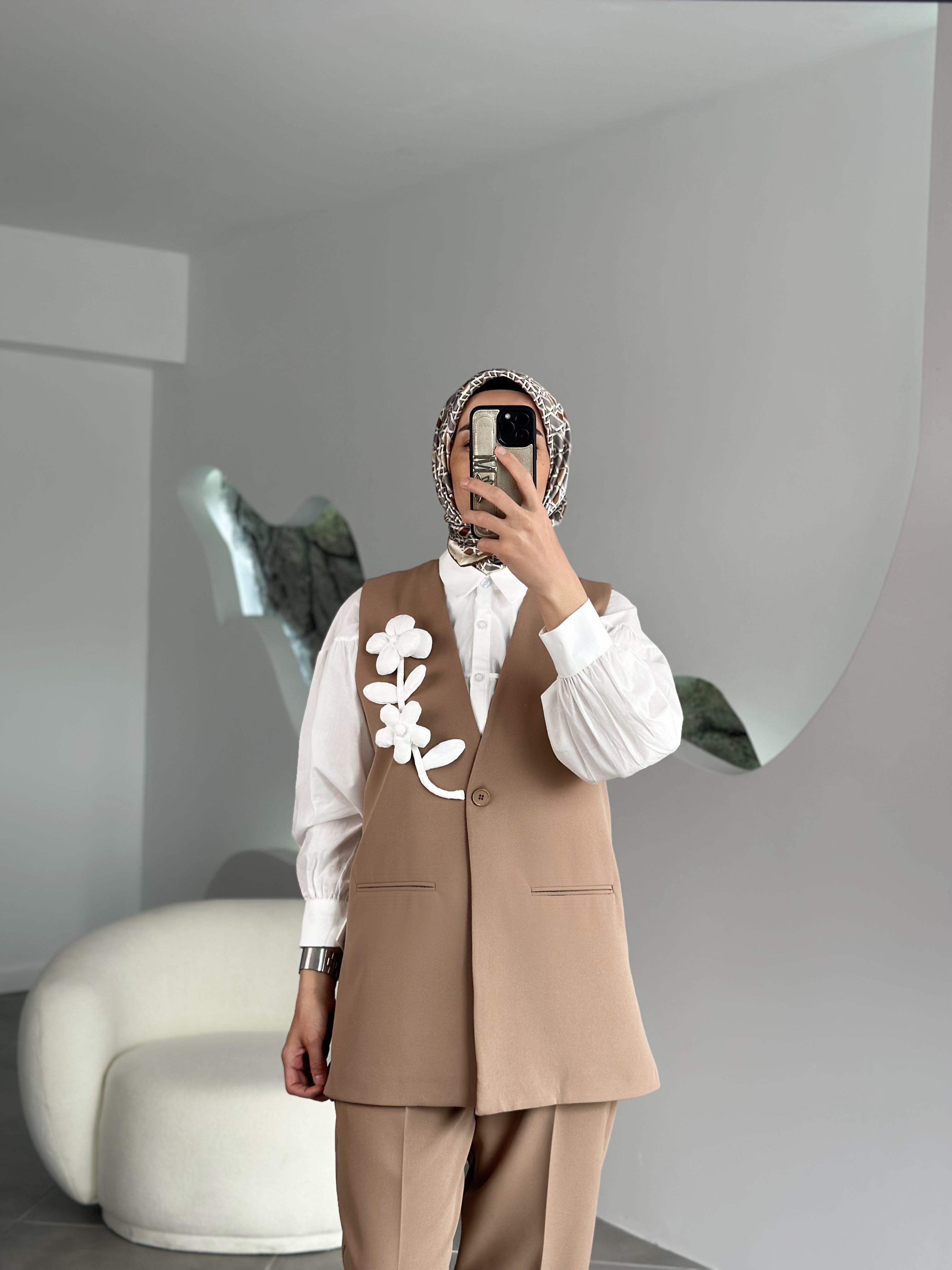 Çiçek Aplikeli Camel Renk Kadın Yelek