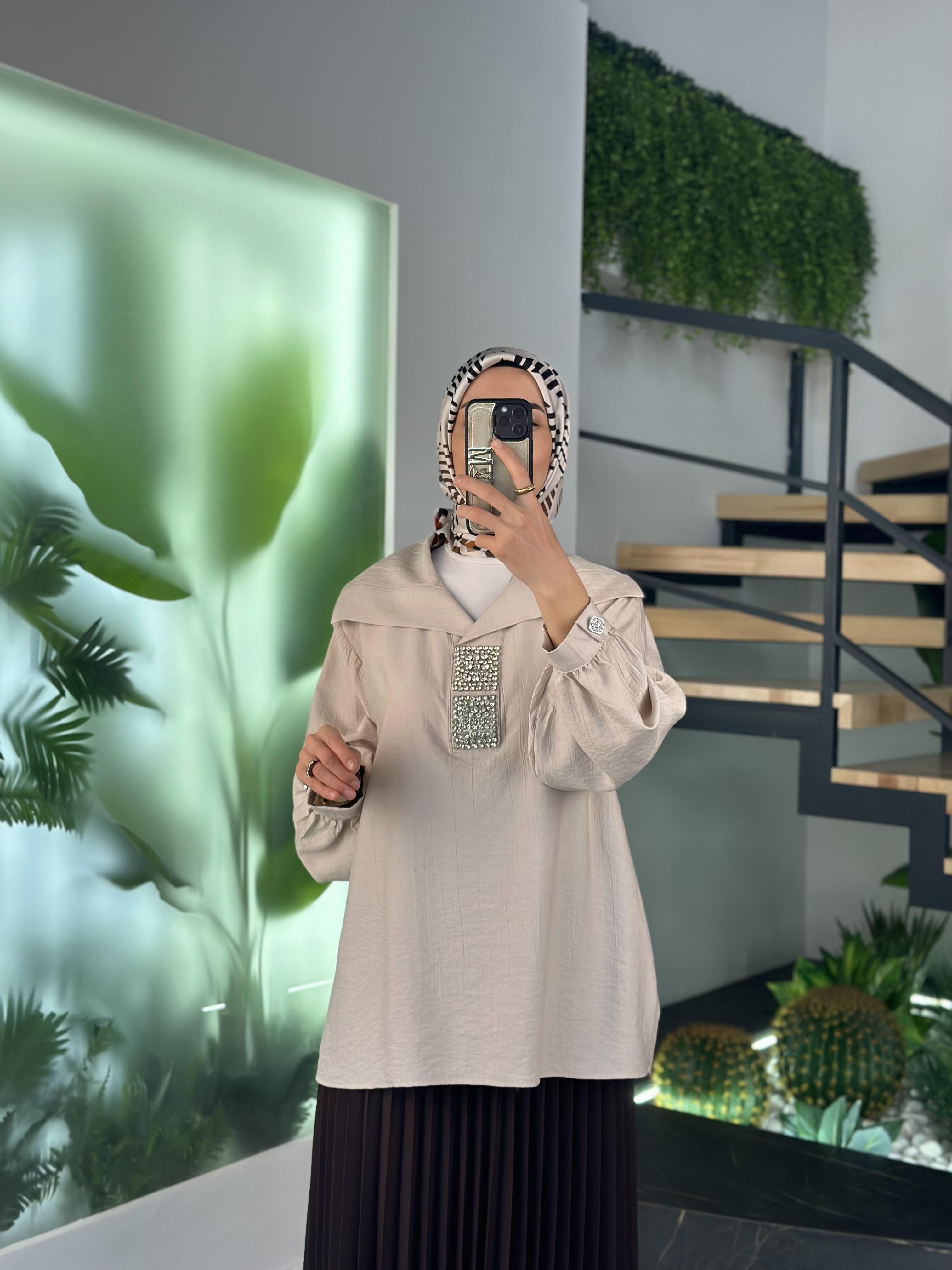 Devirme Yakalı Önü Taşlı Taş Renk Kadın Tunik