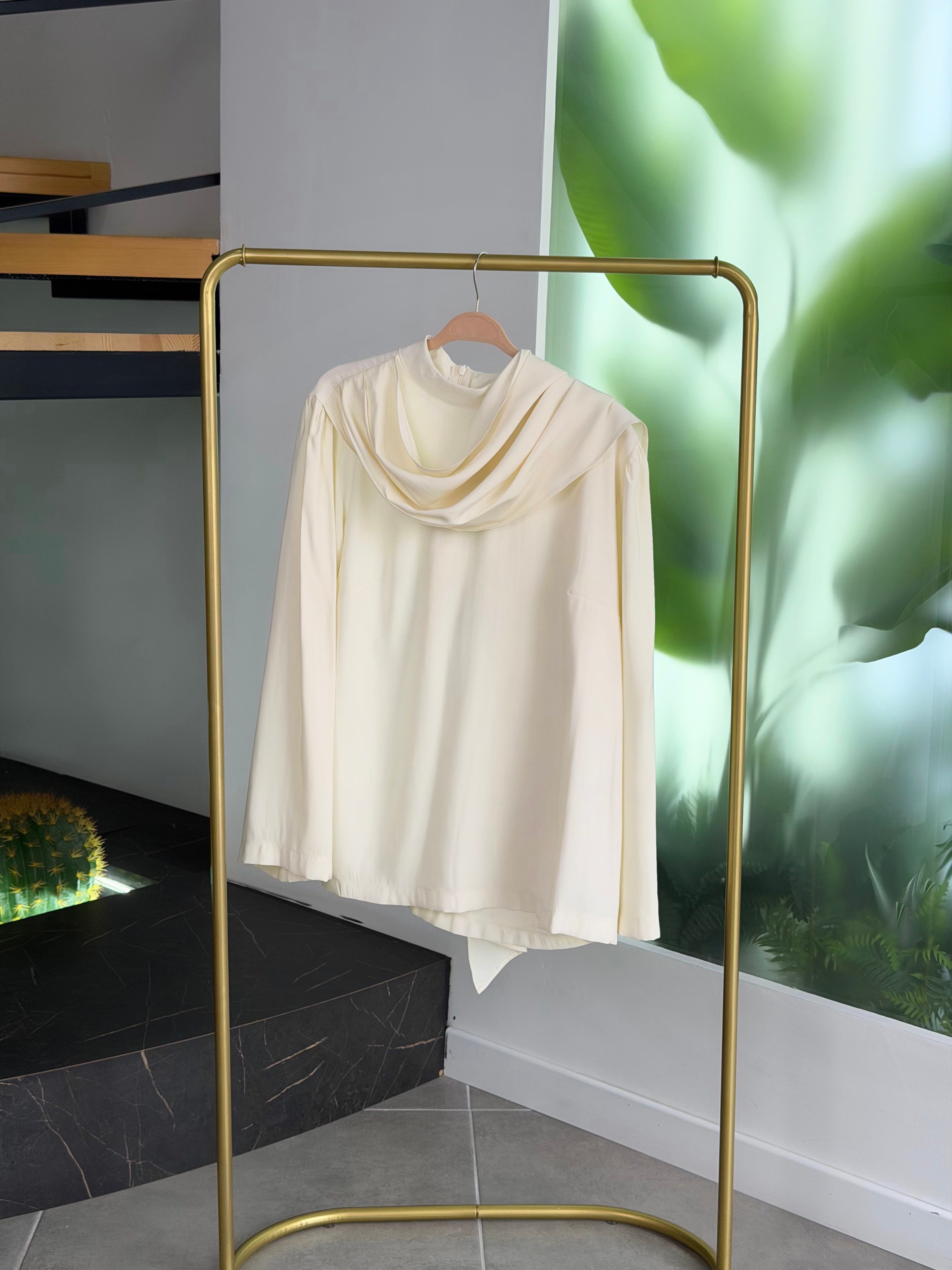 Ekru Renk Fular Detaylı Bluz