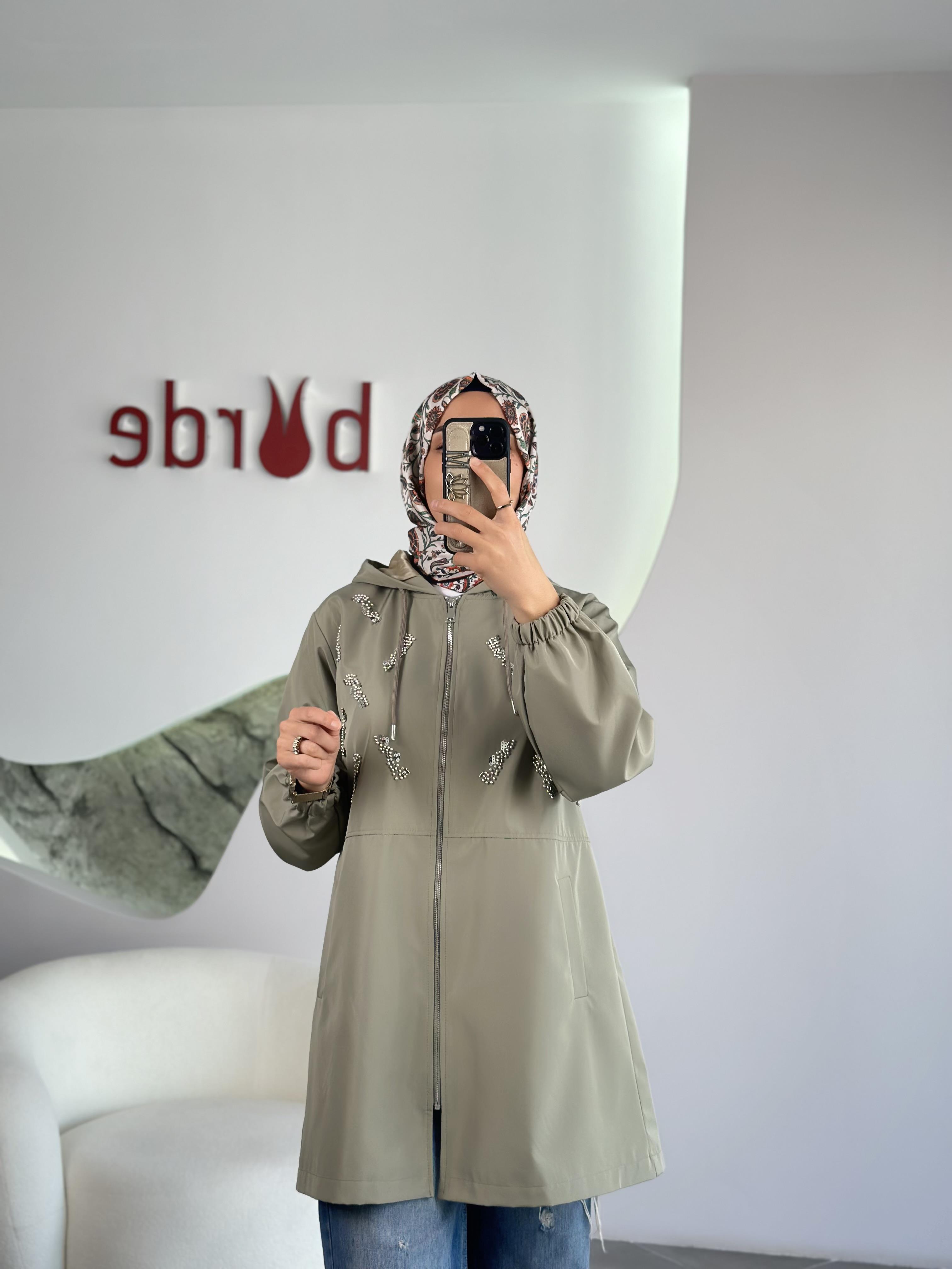 Haki Renk Bondit Kumaşlı Taş İşlemeli Yağmurluk