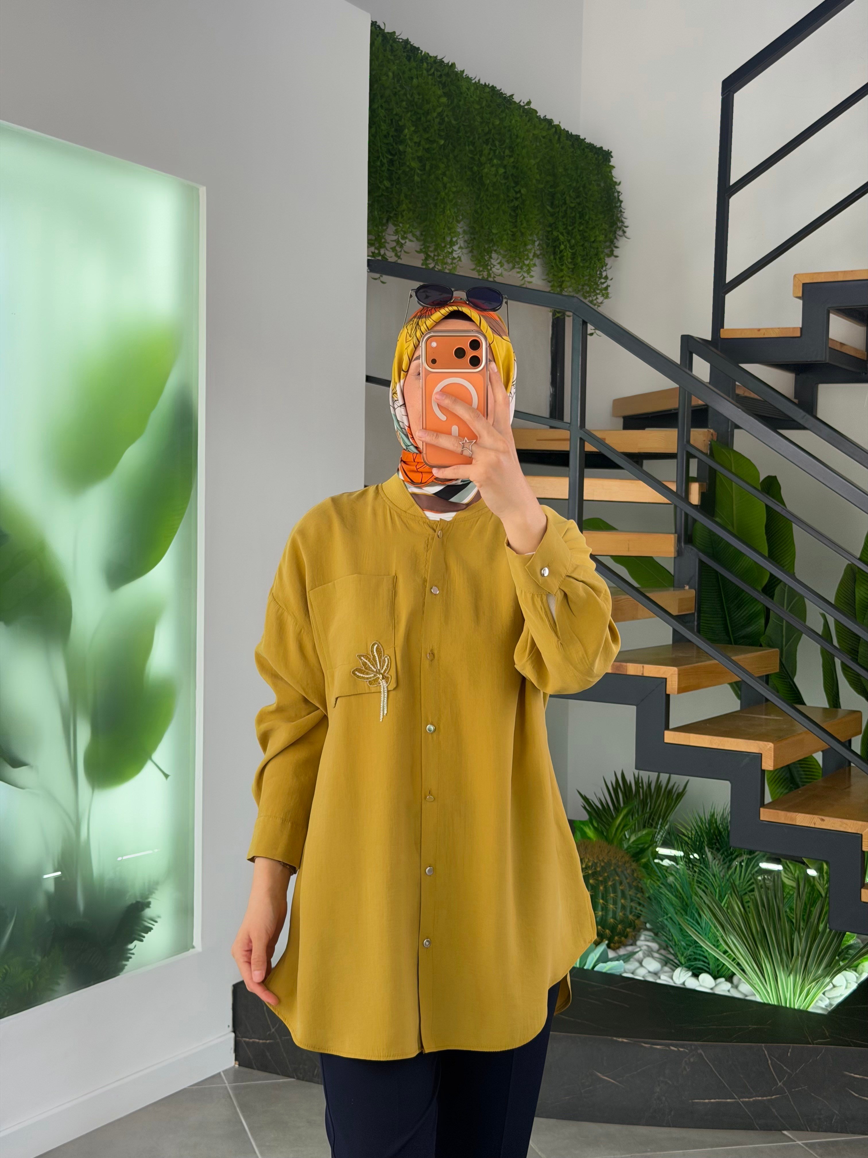 Hardal Renk Cebi Broş Detaylı Gömlek