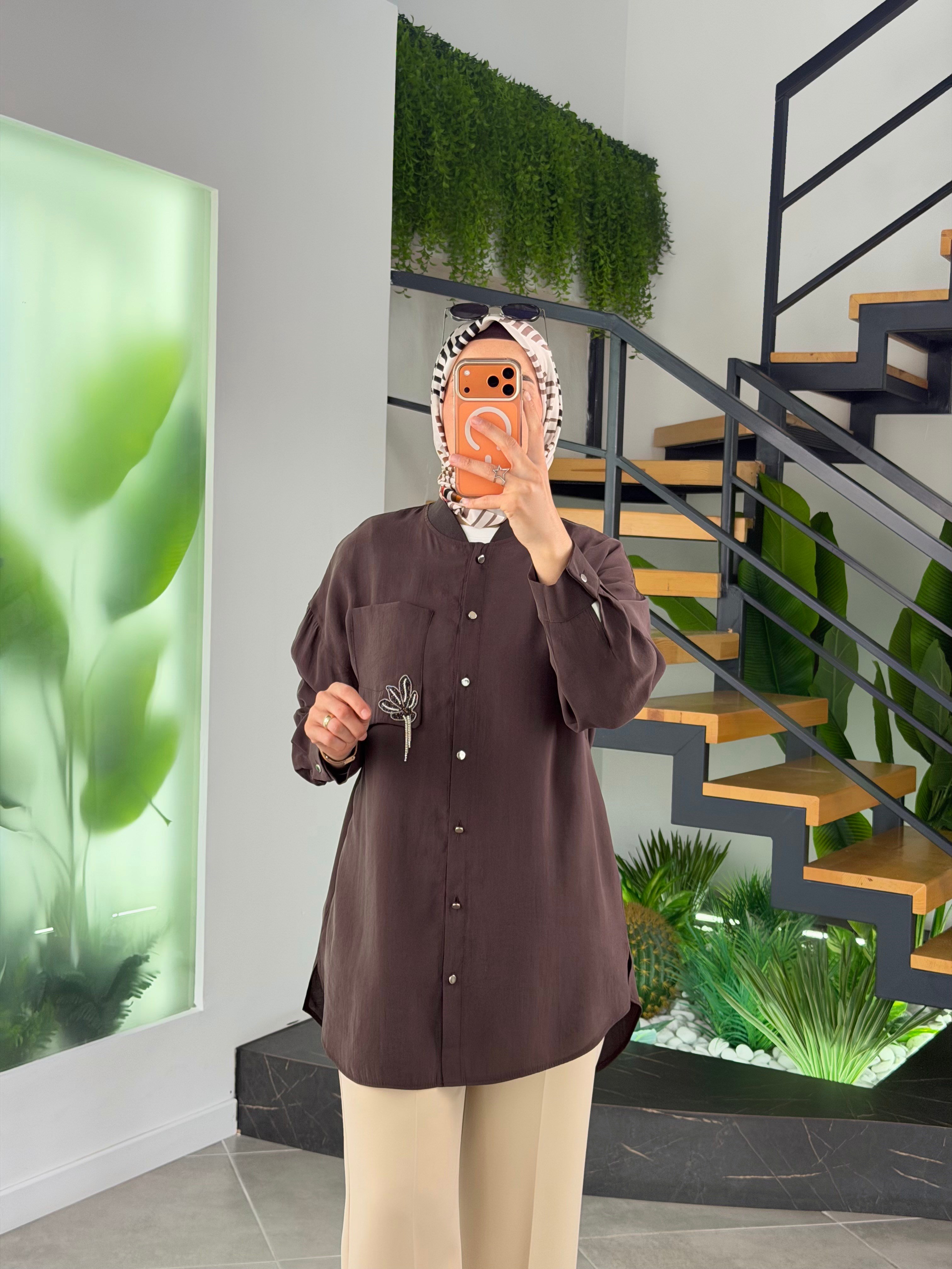 Kahve Renk Cebi Broş Detaylı Gömlek